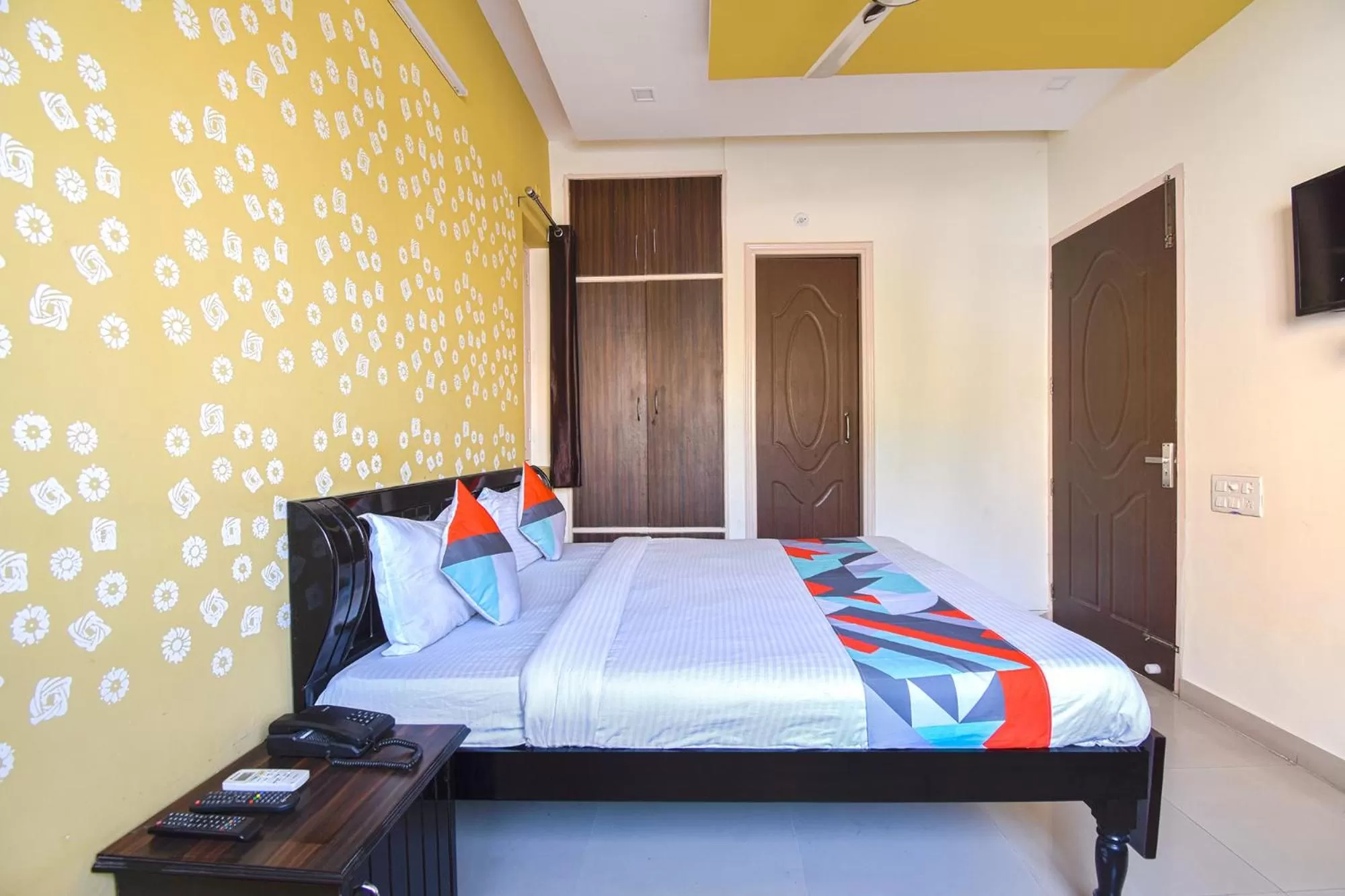 Bedroom, Bed in FabExpress Bzoie Heritage