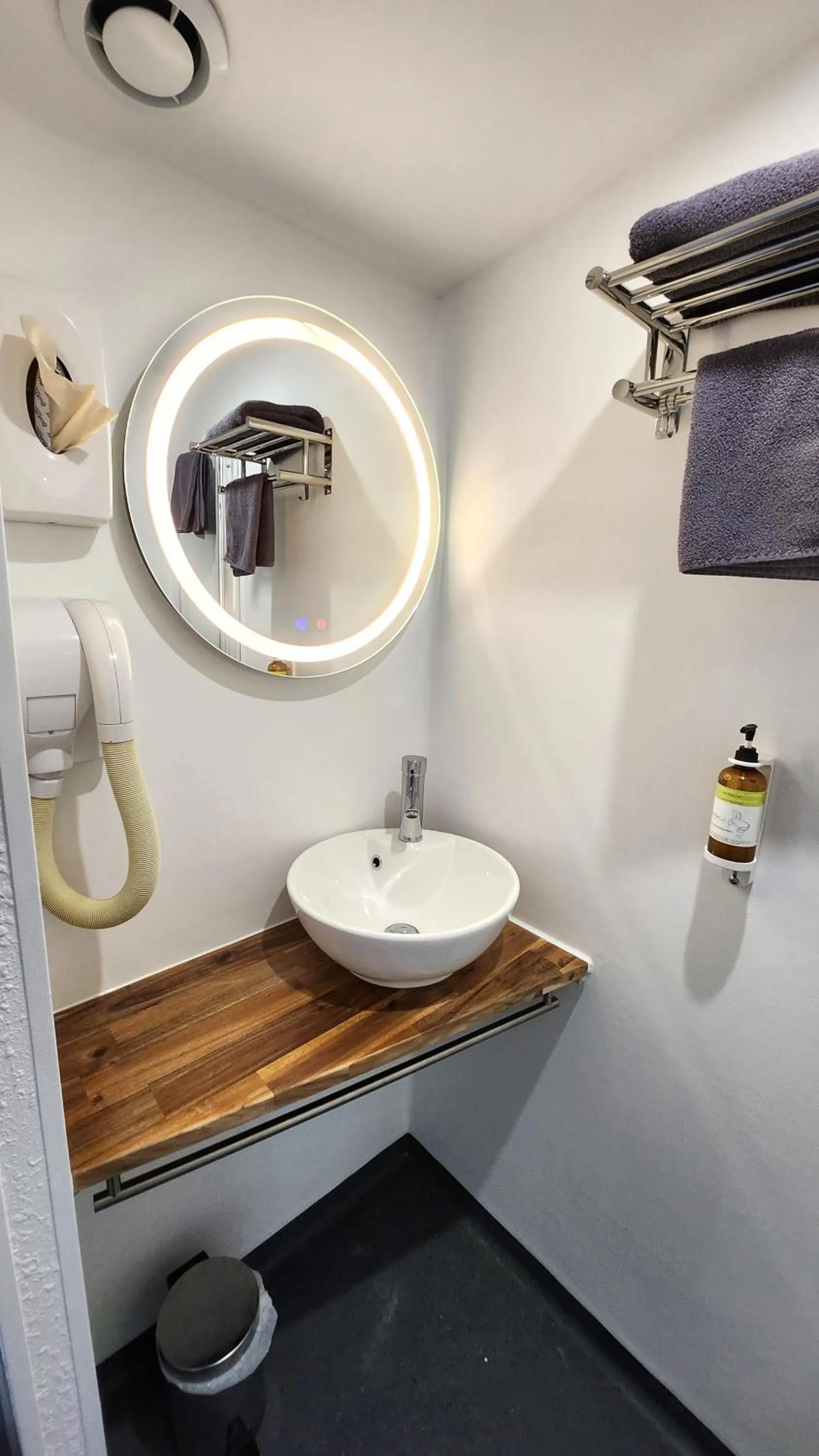 Bathroom in Cit'Hotel Le Cheval Blanc, Cognac Centre