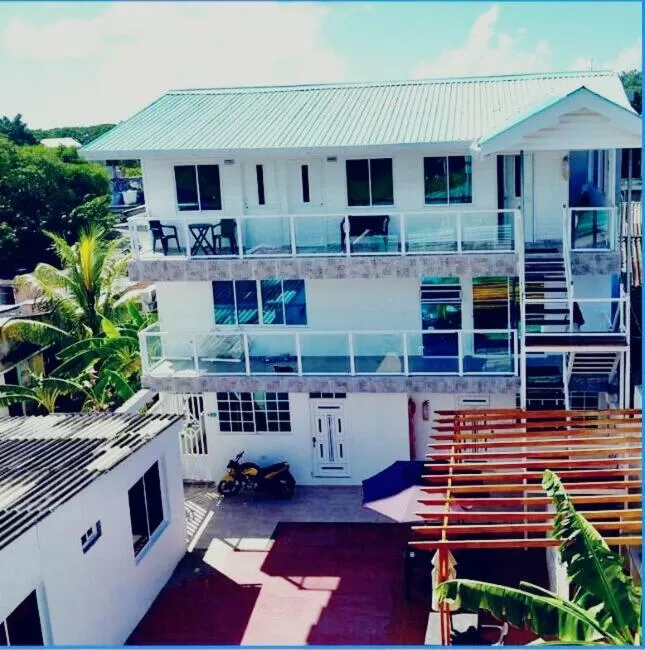 Property Building in Apartamentos Isla Tropical