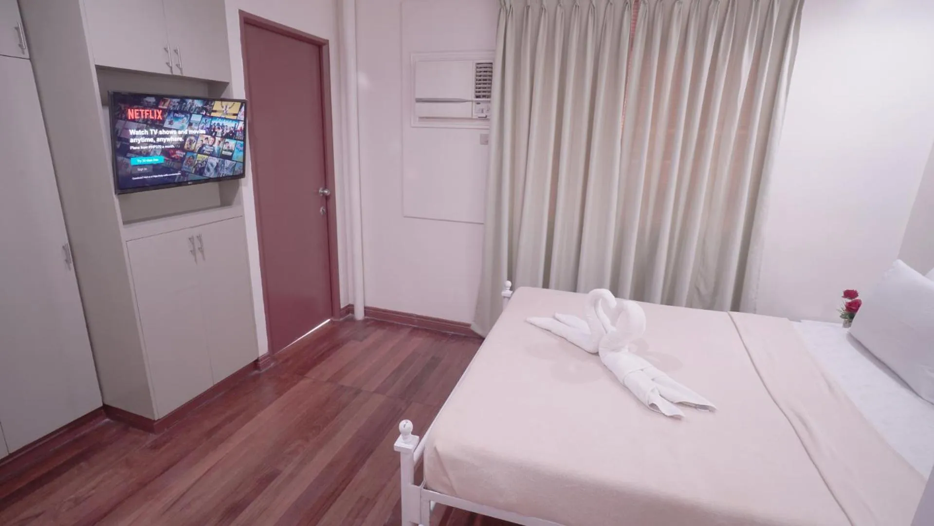 Photo of the whole room, Bed in 1775 Adriatico Suites