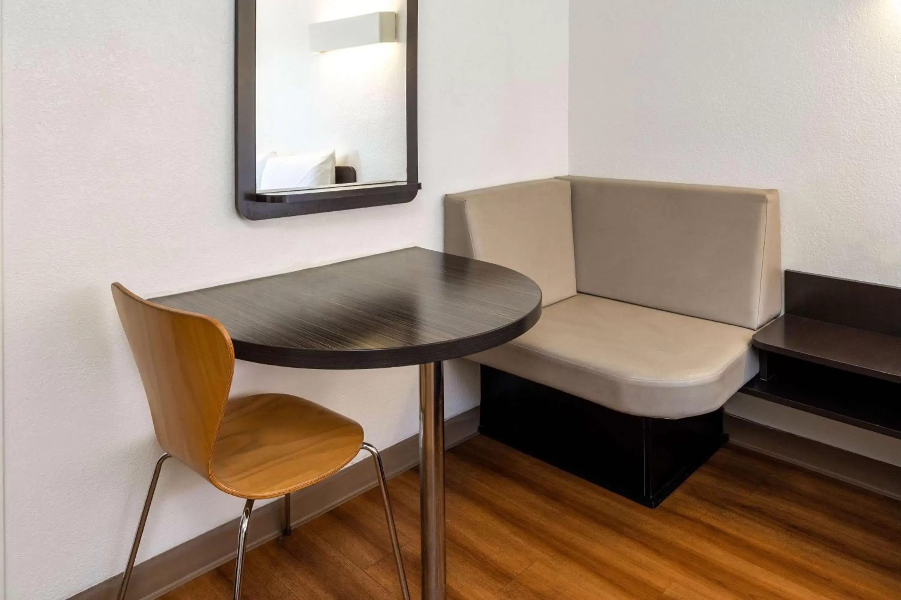 Queen Room in Motel 6-Santa Barbara, CA - State Street Queen Room in Motel 6-Santa Barbara, CA - State Street