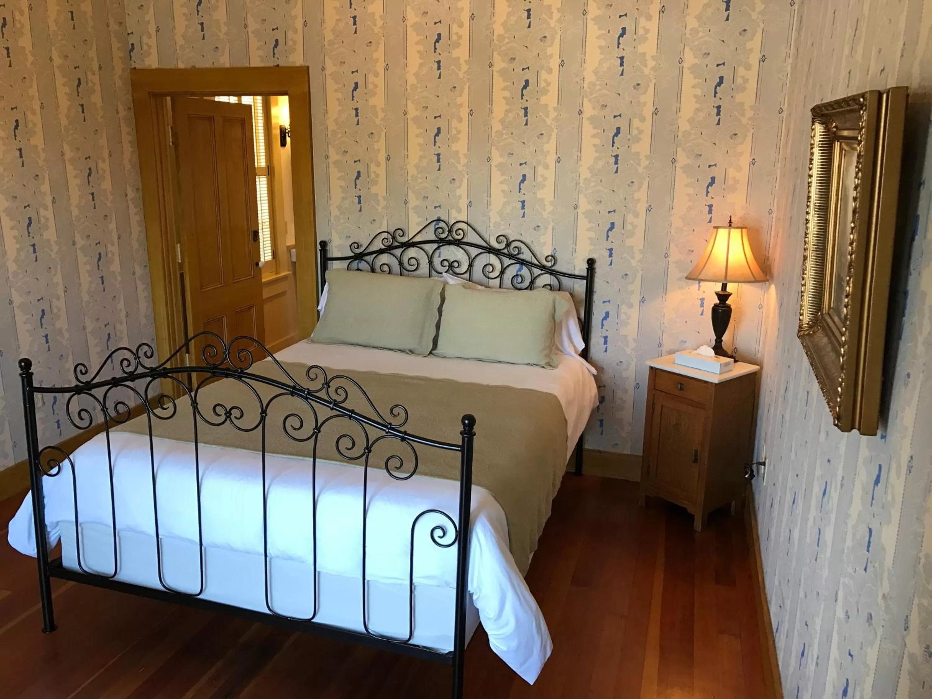 Bedroom in Cosmopolitan Hotel