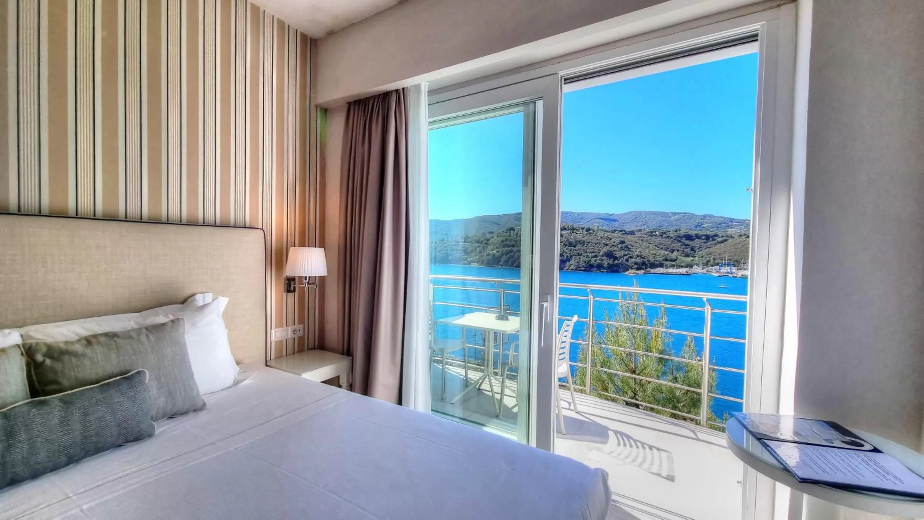 Balcony/Terrace, Bed in Hotel Plaza