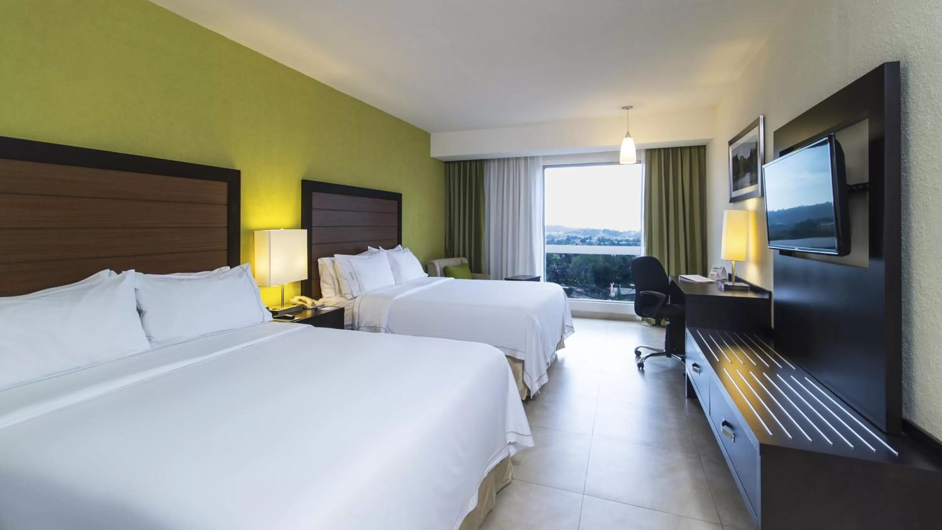 Photo of the whole room, Bed in Holiday Inn Express Xalapa by IHG