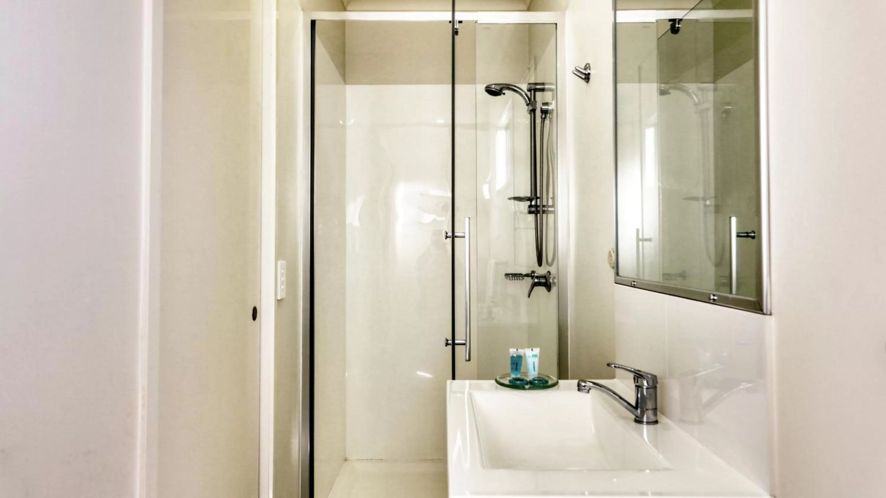 Bathroom in Chinchilla Motor Inn