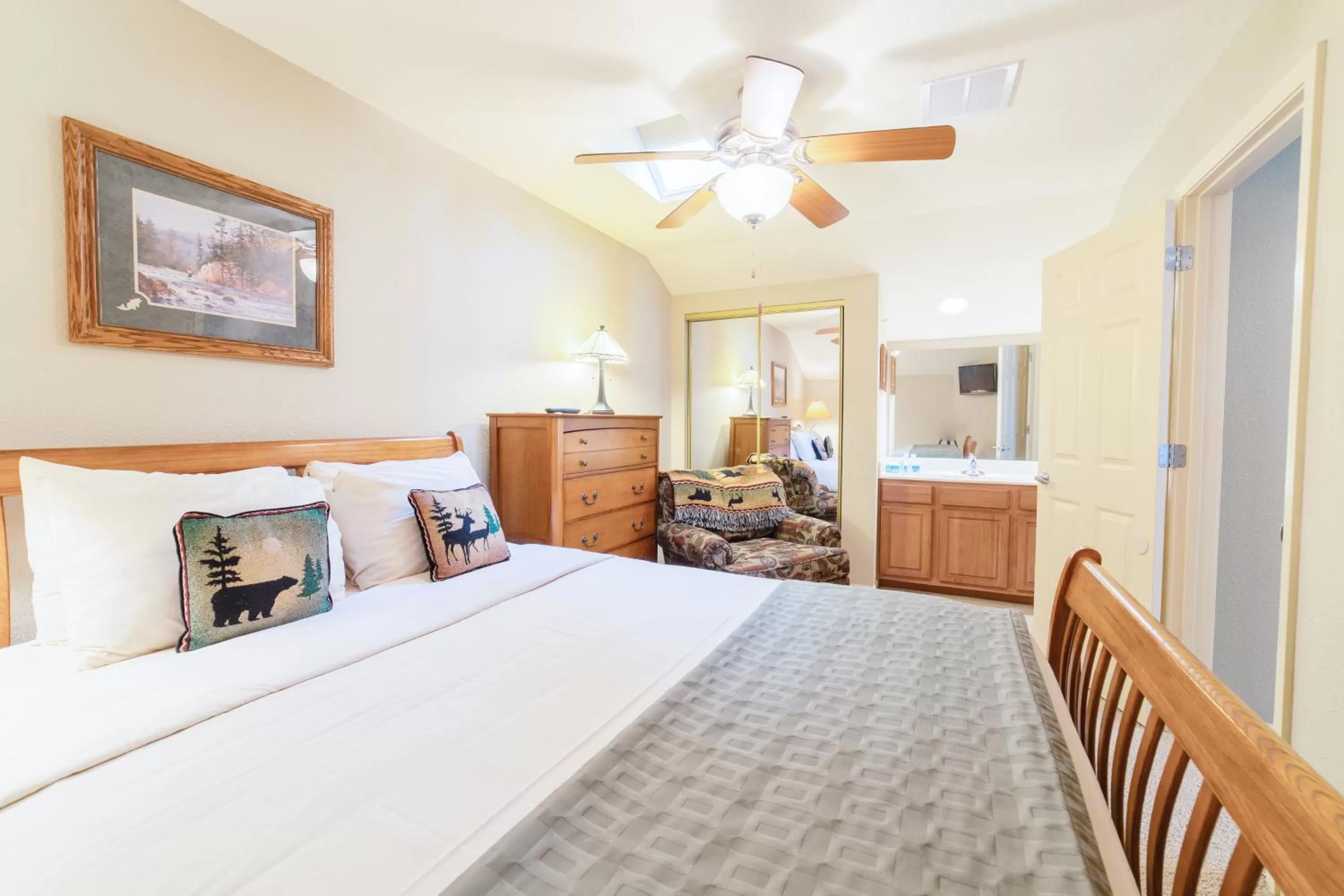 Bedroom, Bed in Thousand Hills Golf Resort