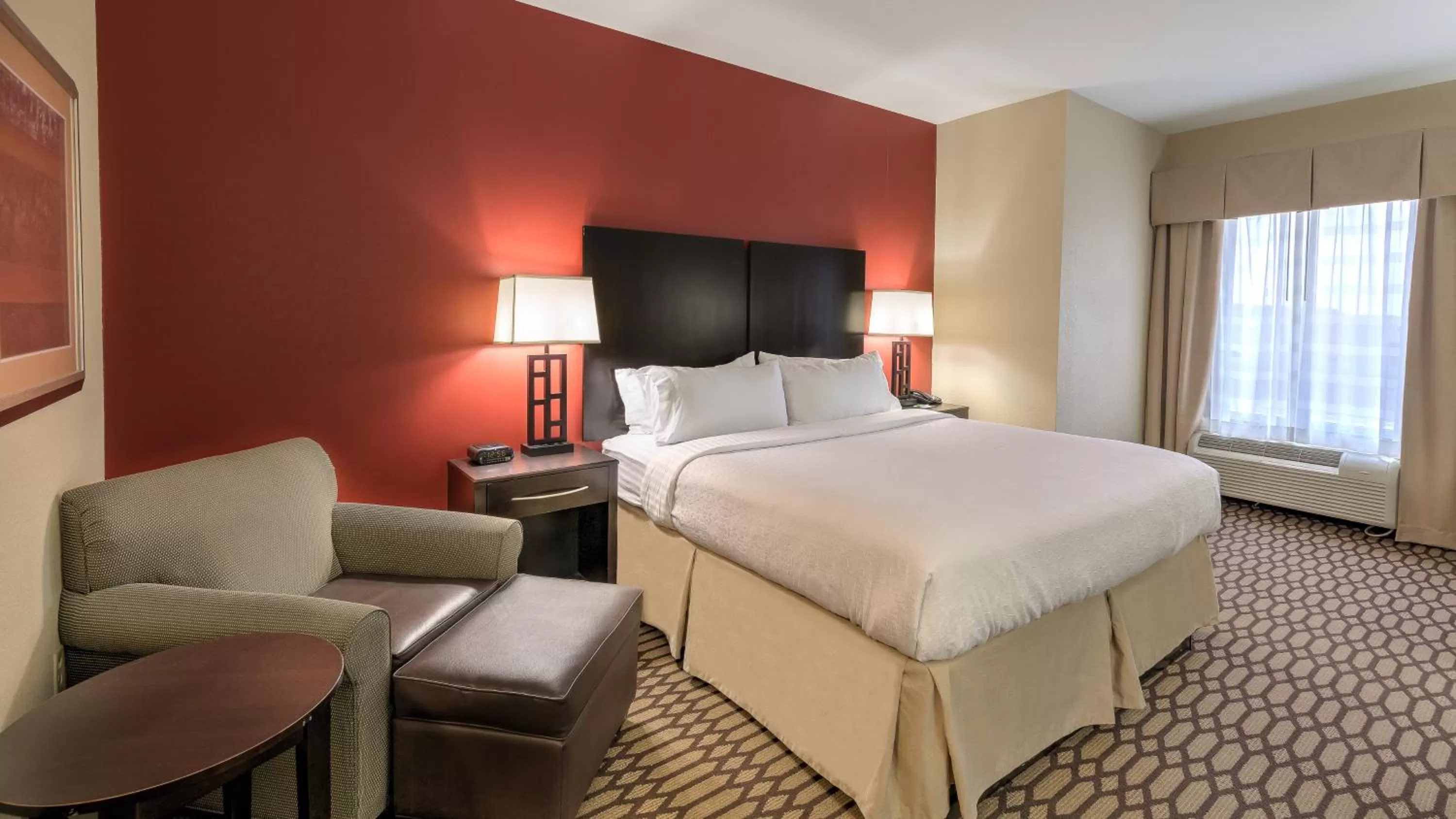 Photo of the whole room, Bed in Holiday Inn North Quail Springs by IHG