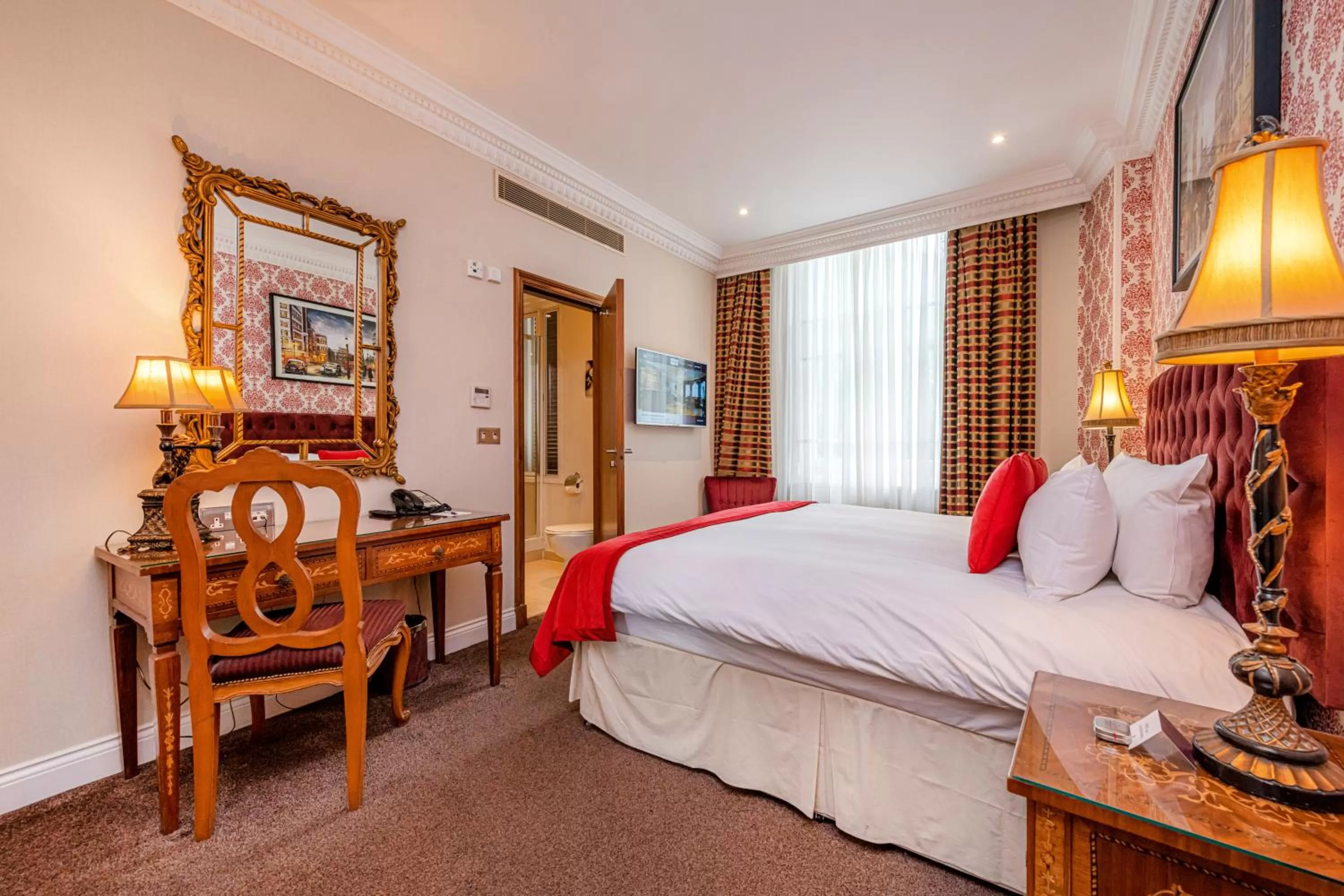 Photo of the whole room, Bed in Ashburn Hotel