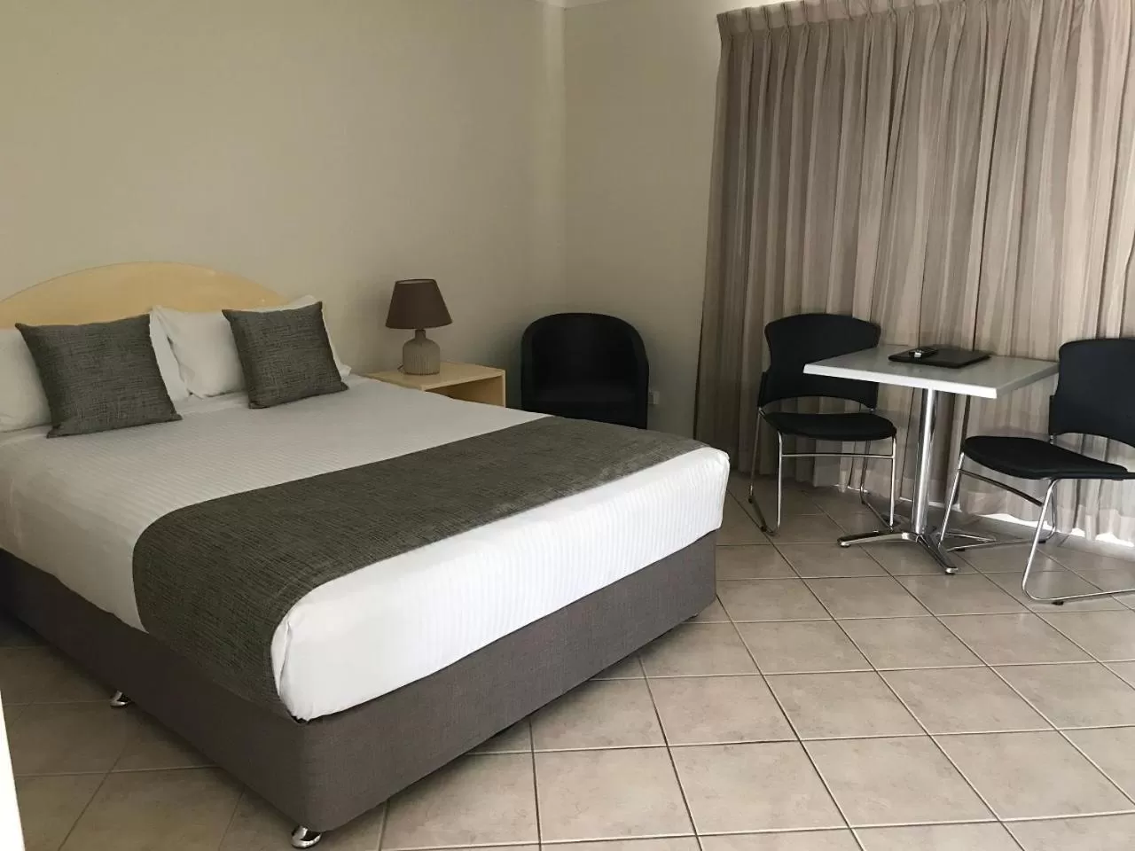 Living room, Bed in Rocky Gardens Motor Inn Rockhampton