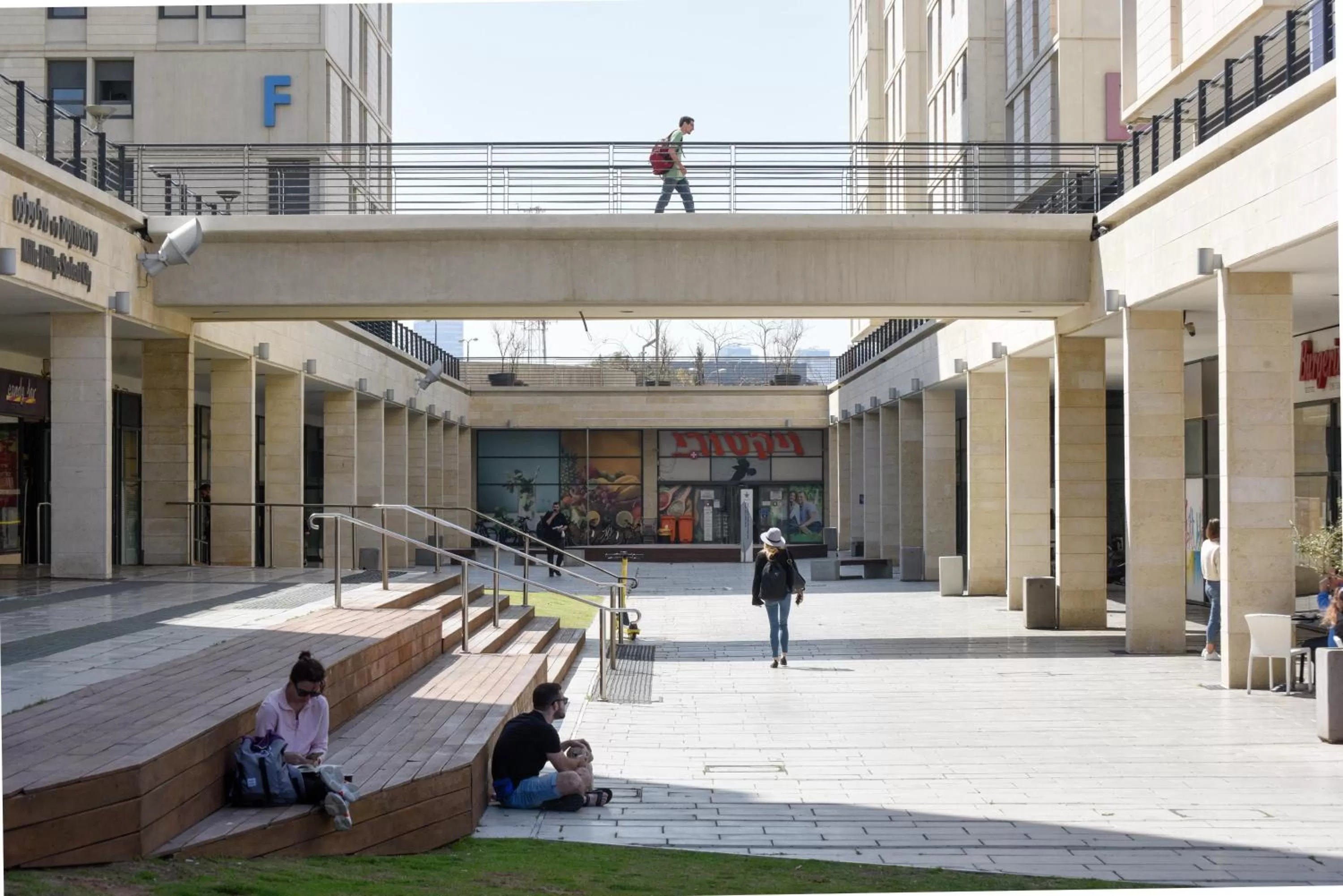 Patio in דירות גני תערוכה - TLV university apartments near Expo by Sea N' Rent