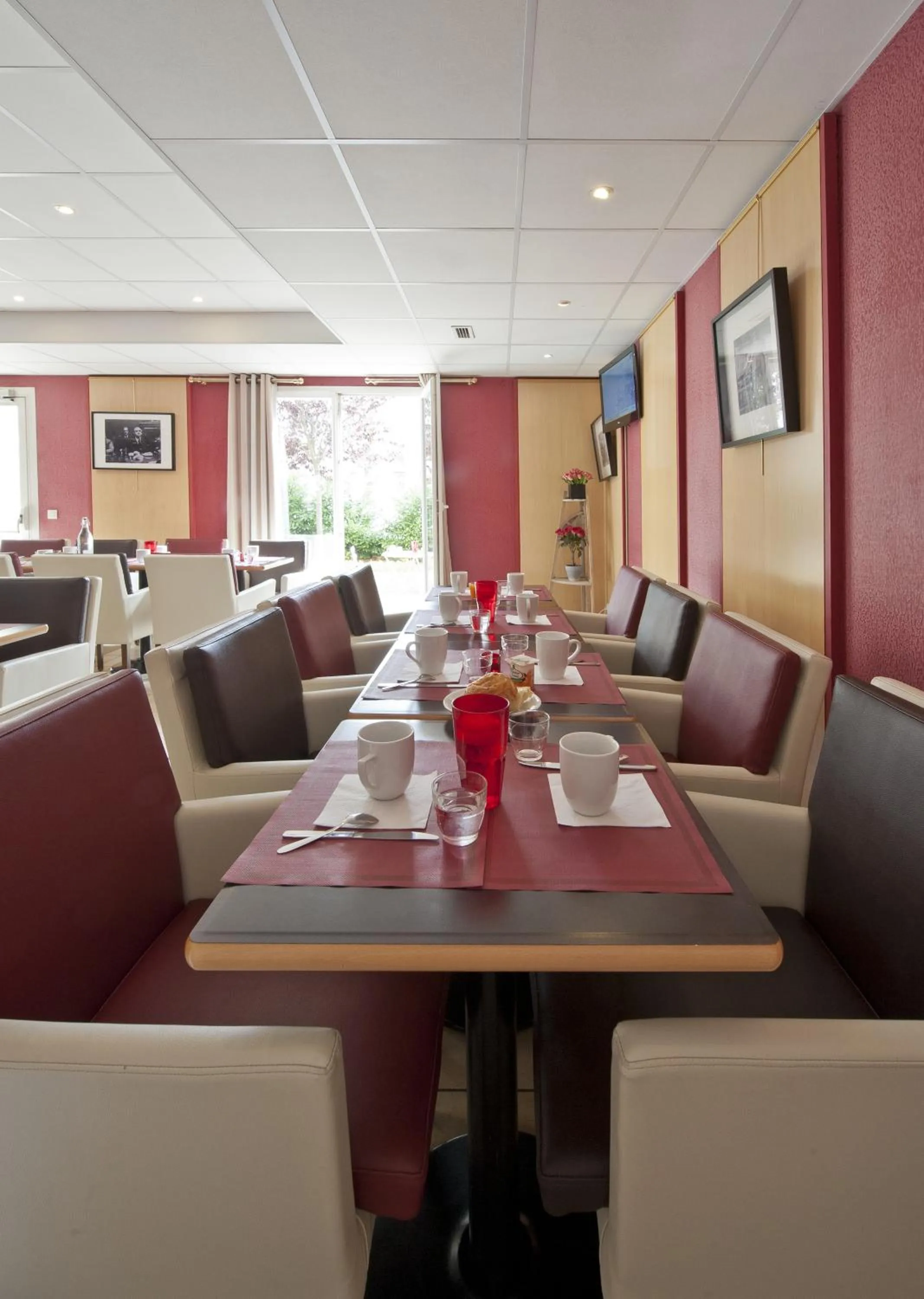 Restaurant/places to eat in Hotel Cerise Chatou