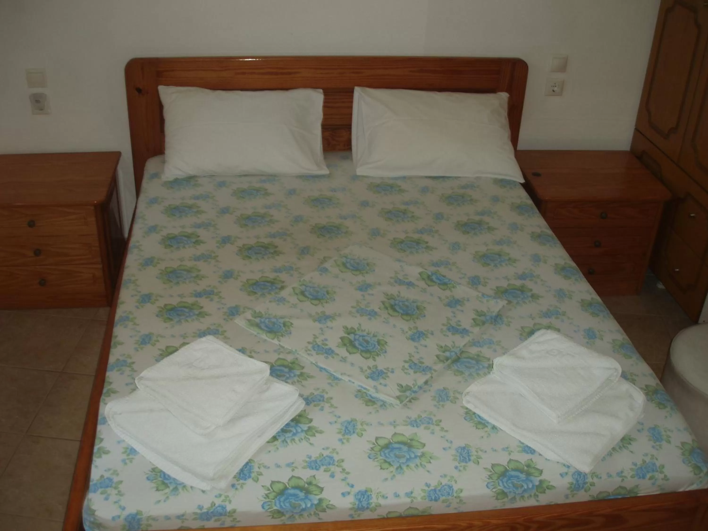 Bed in skiathos studios HL