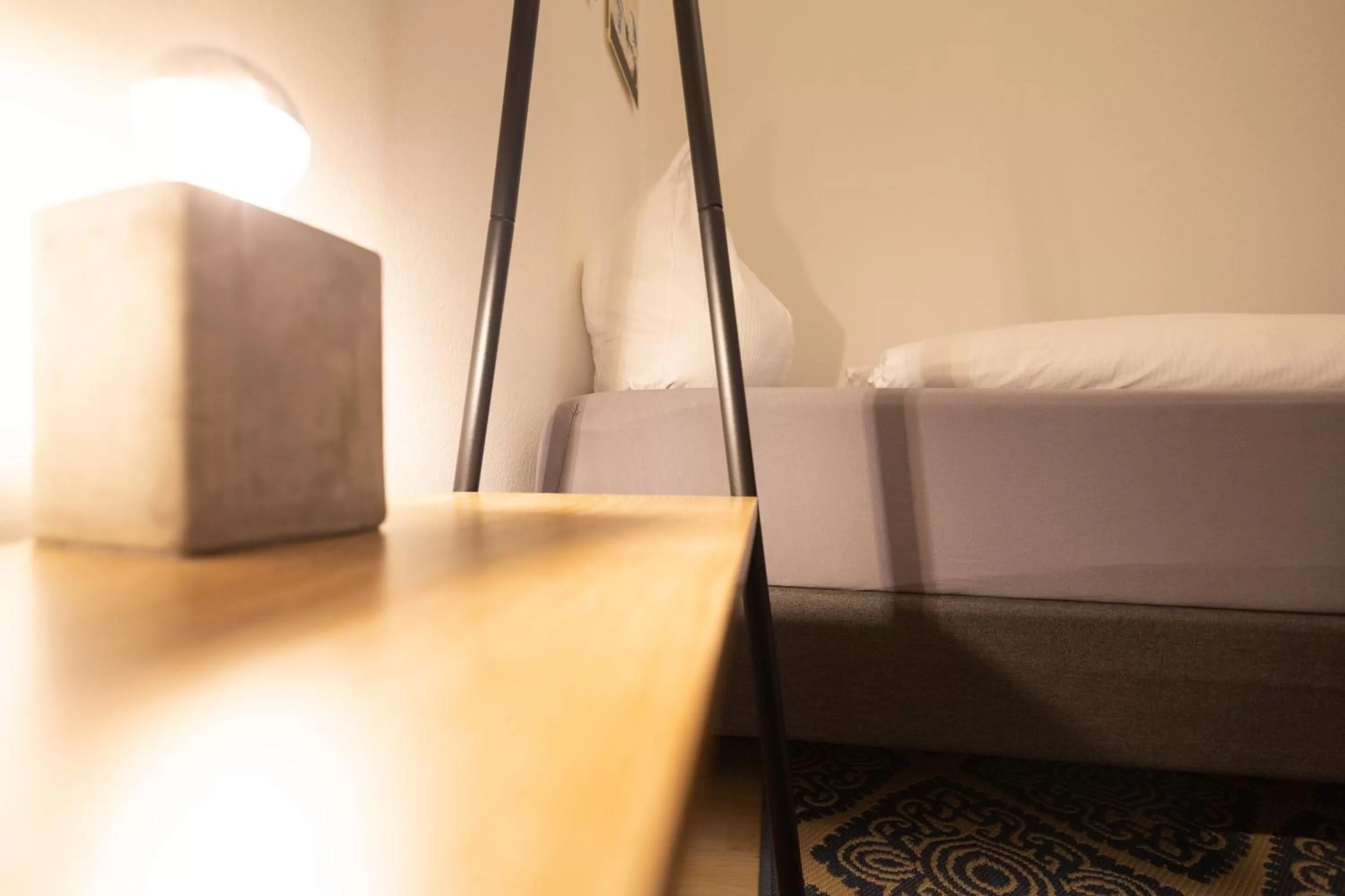 Bedroom, Seating Area in Ko-Living Space an der Oper - Street Art Design Apartments