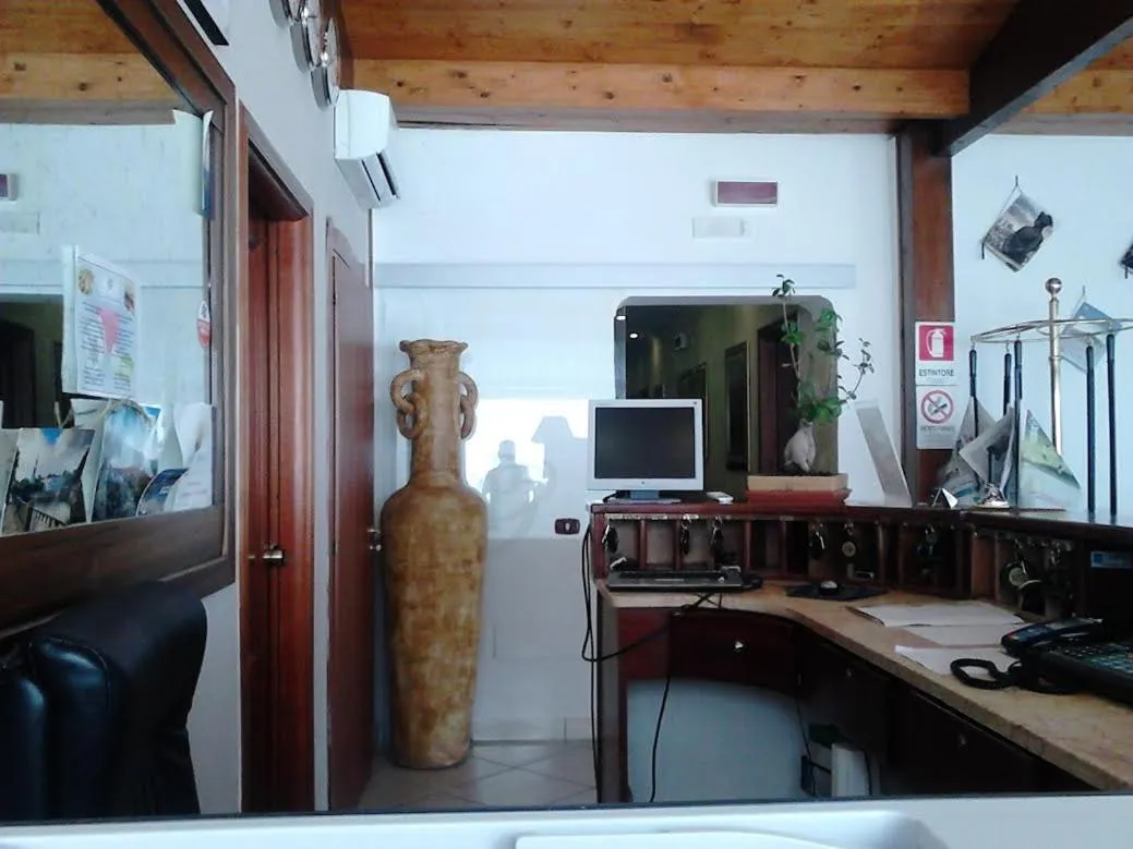 Lobby or reception, Kitchen/Kitchenette in Green Park Hotel