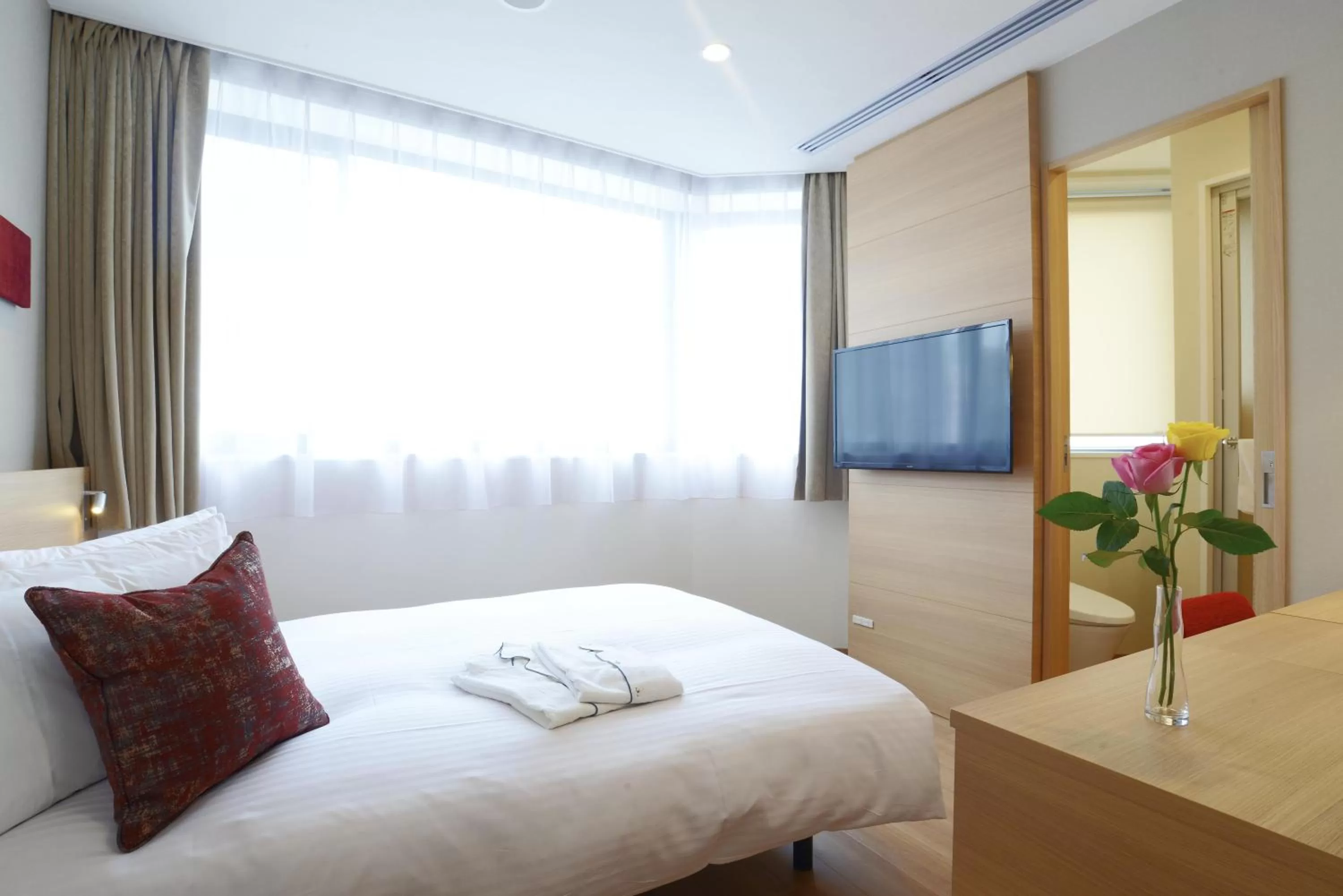 Photo of the whole room, Bed in Red Roof Inn & Suites Osaka Namba Nipponbashi