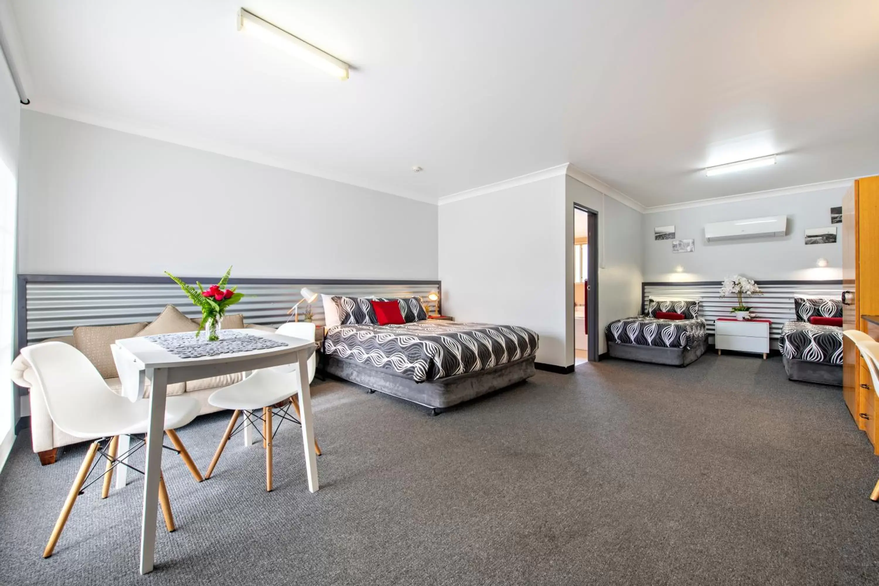 Family One-Bedroom Suite with Bath in Shearing Shed Motor Inn Family One-Bedroom Suite with Bath in Shearing Shed Motor Inn