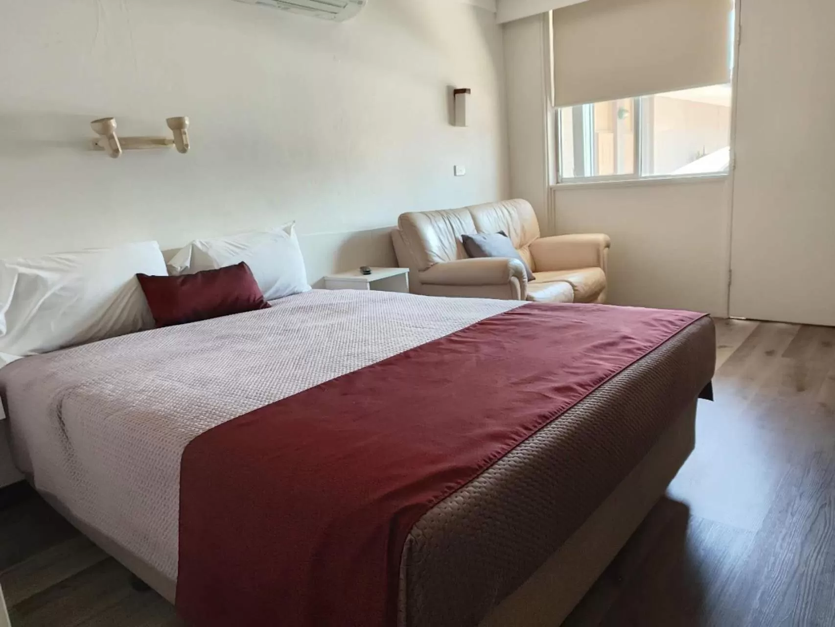 Bedroom, Bed in Country Motor Inn