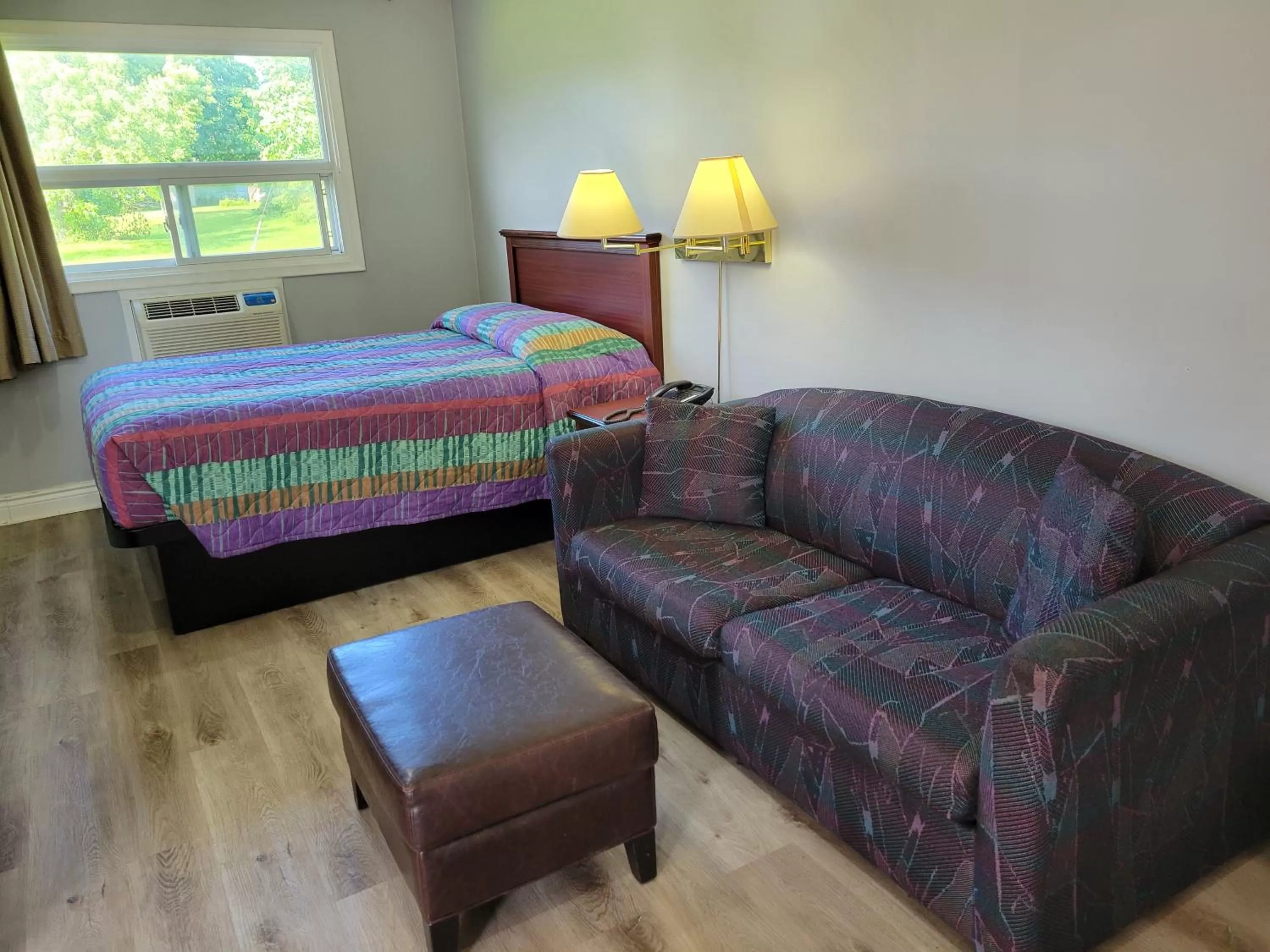 Photo of the whole room in Knights Inn Cobourg