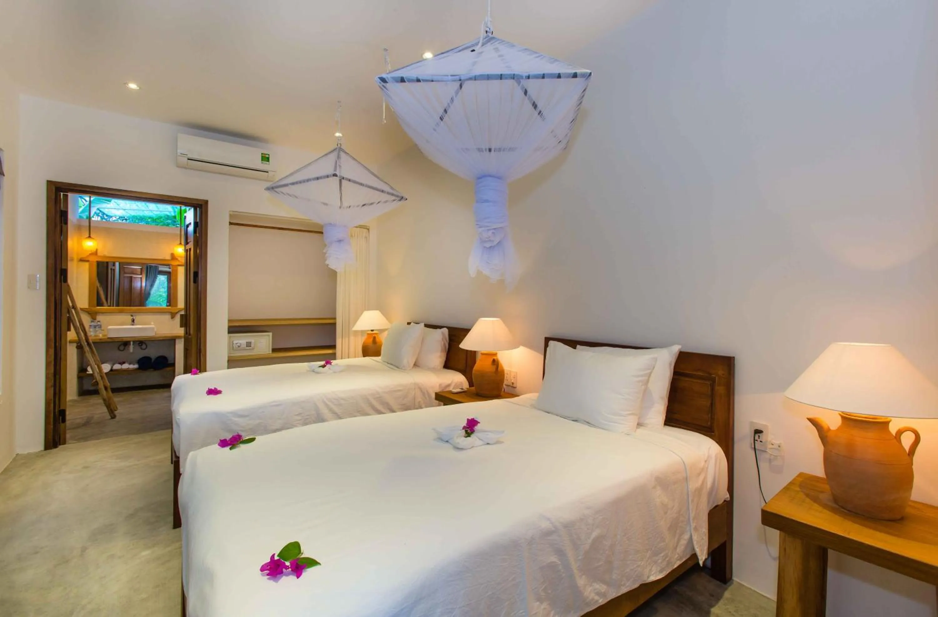 Bedroom, Bed in Vina Beach Pool Villas