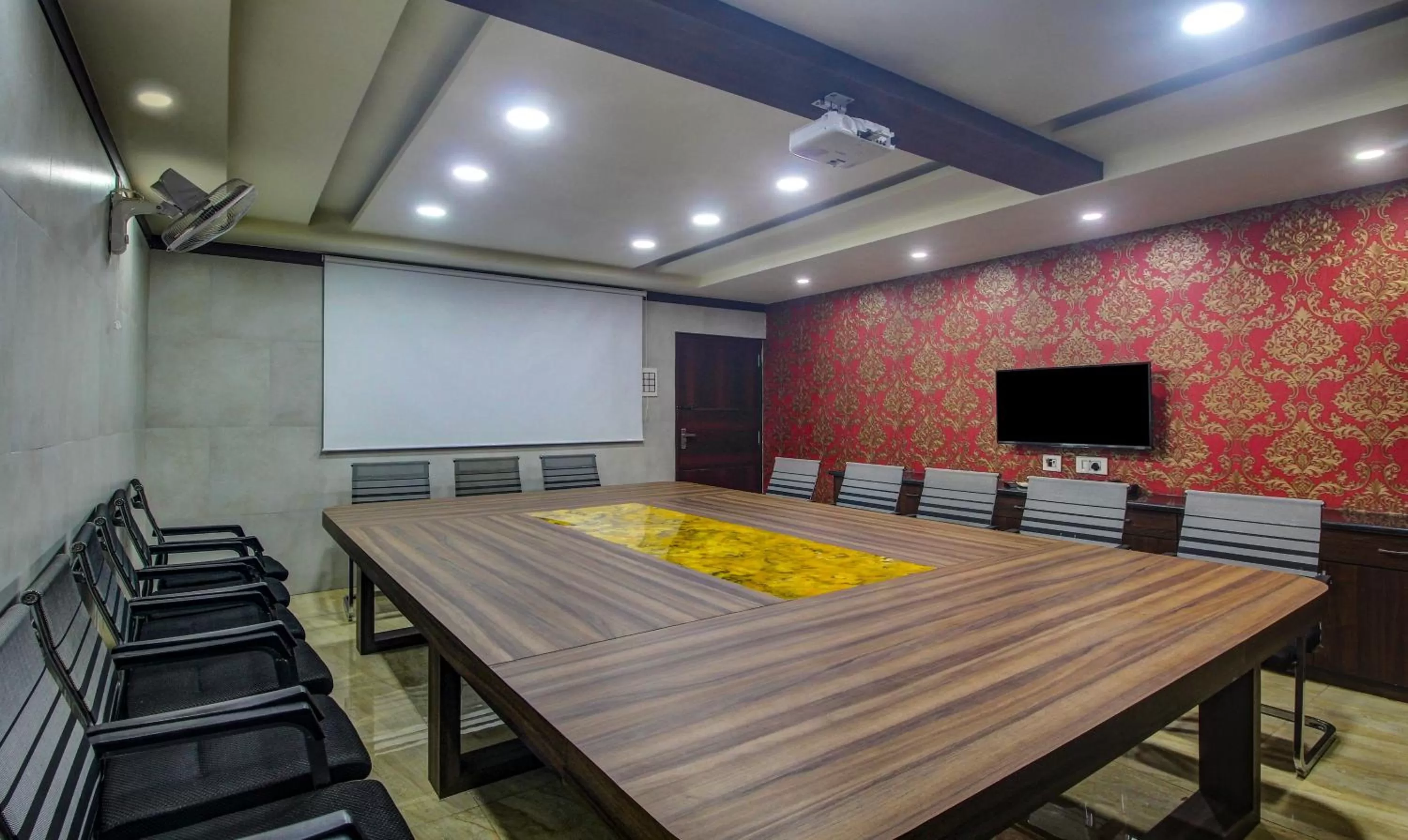 Meeting/conference room in Itsy By Treebo - Golden Fiesta