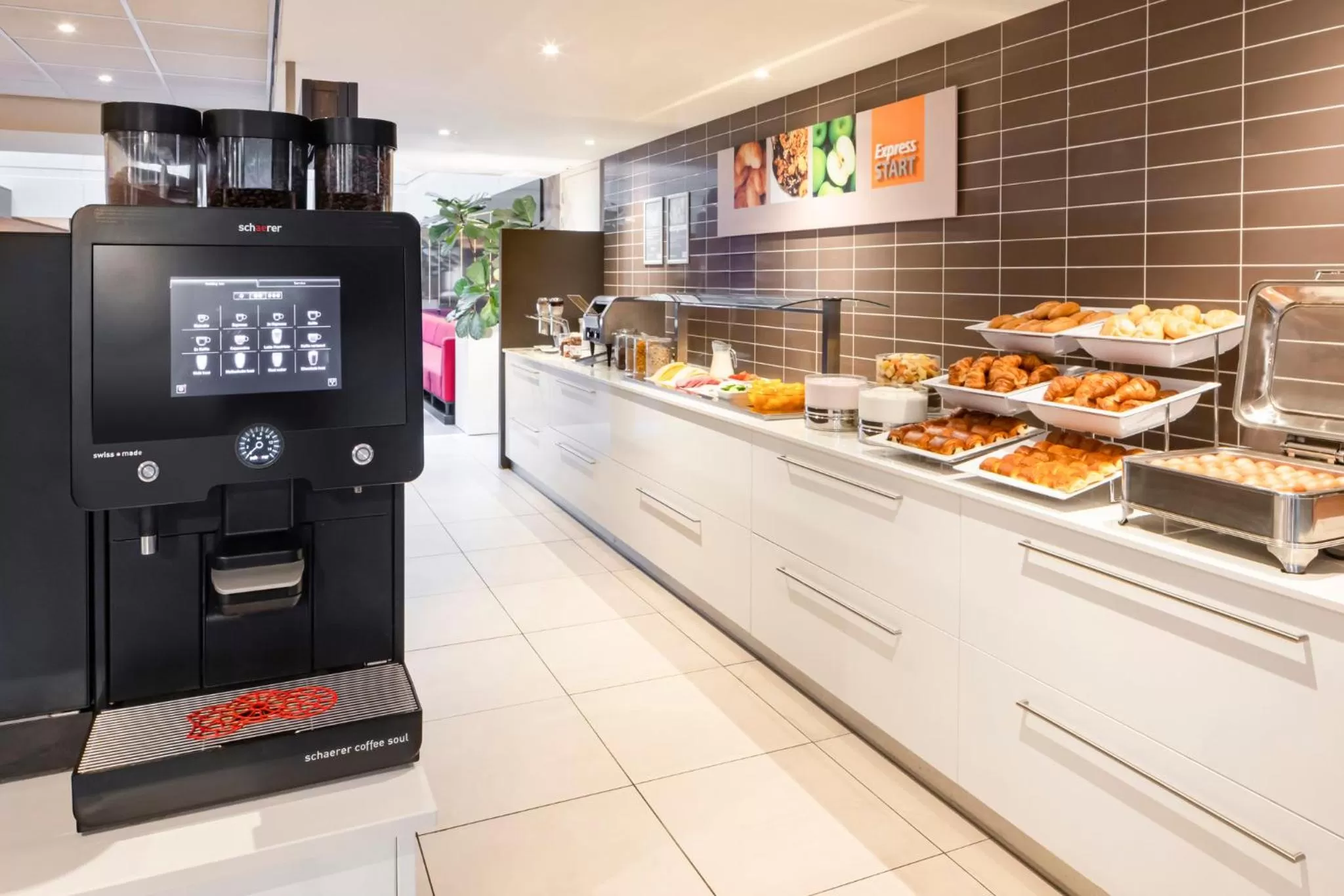 Breakfast in Holiday Inn Express The Hague - Parliament by IHG