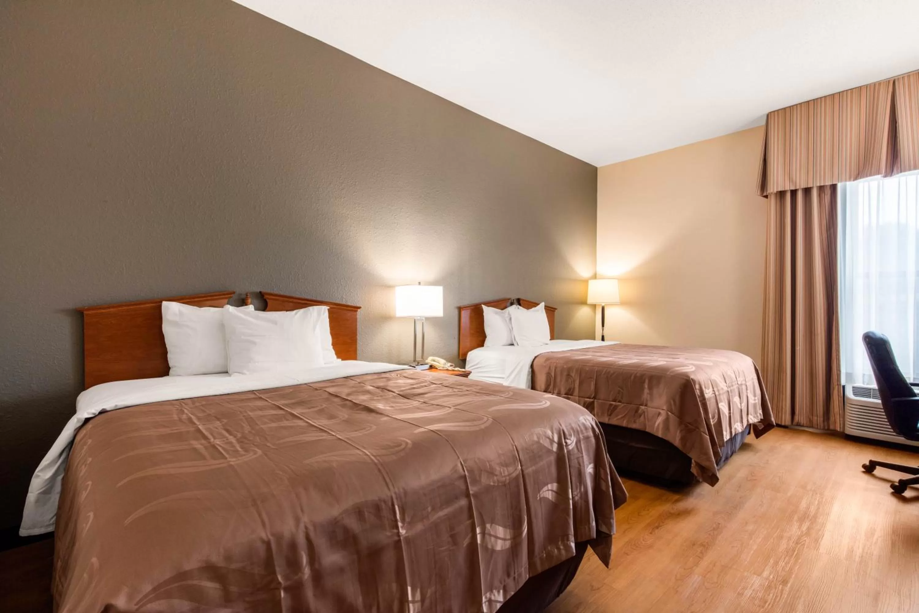 Queen Room with Two Queen Beds - Smoking in Quality Inn Valley - West Point