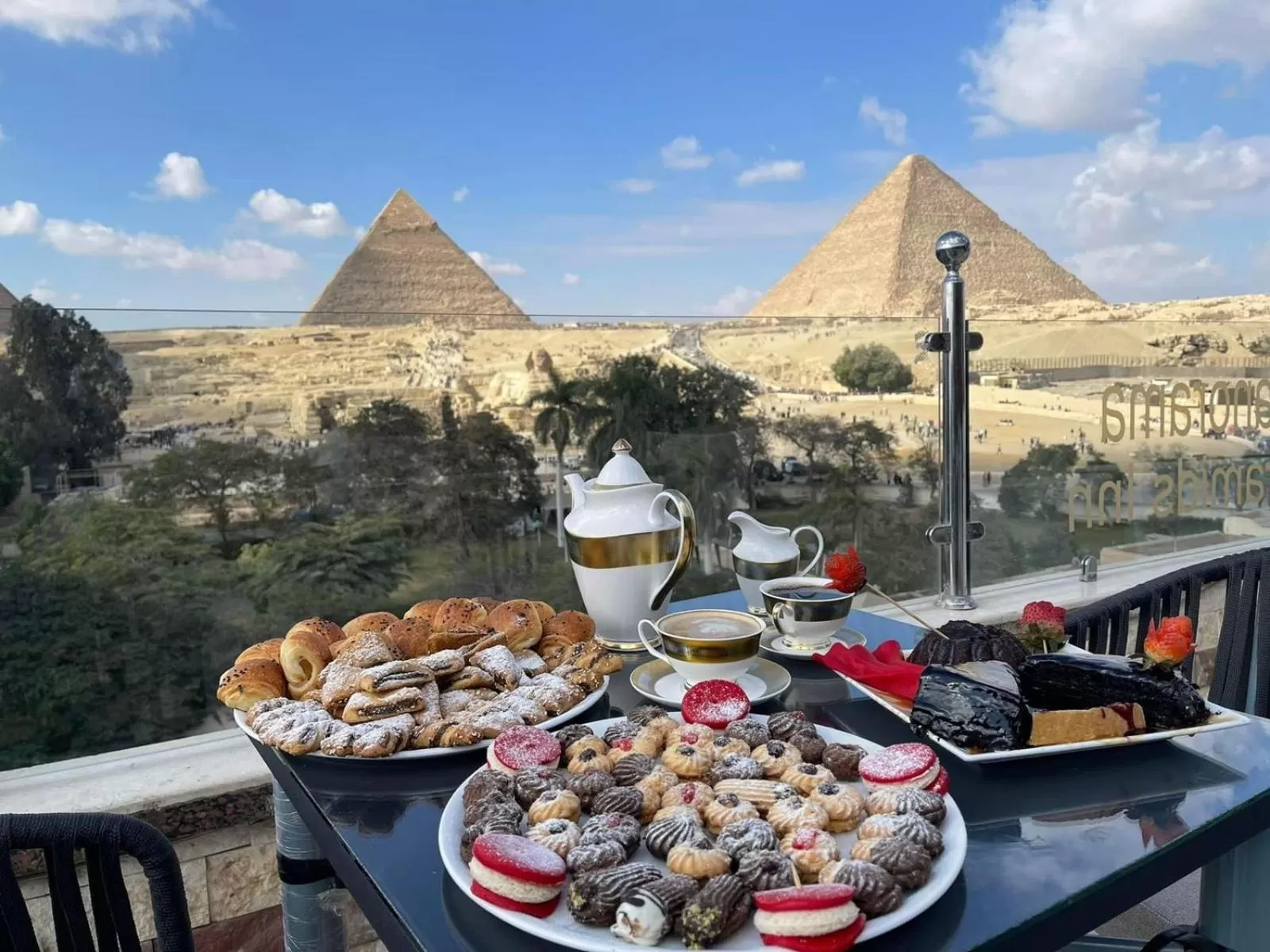 Restaurant/places to eat in PANORAMA view pyramids