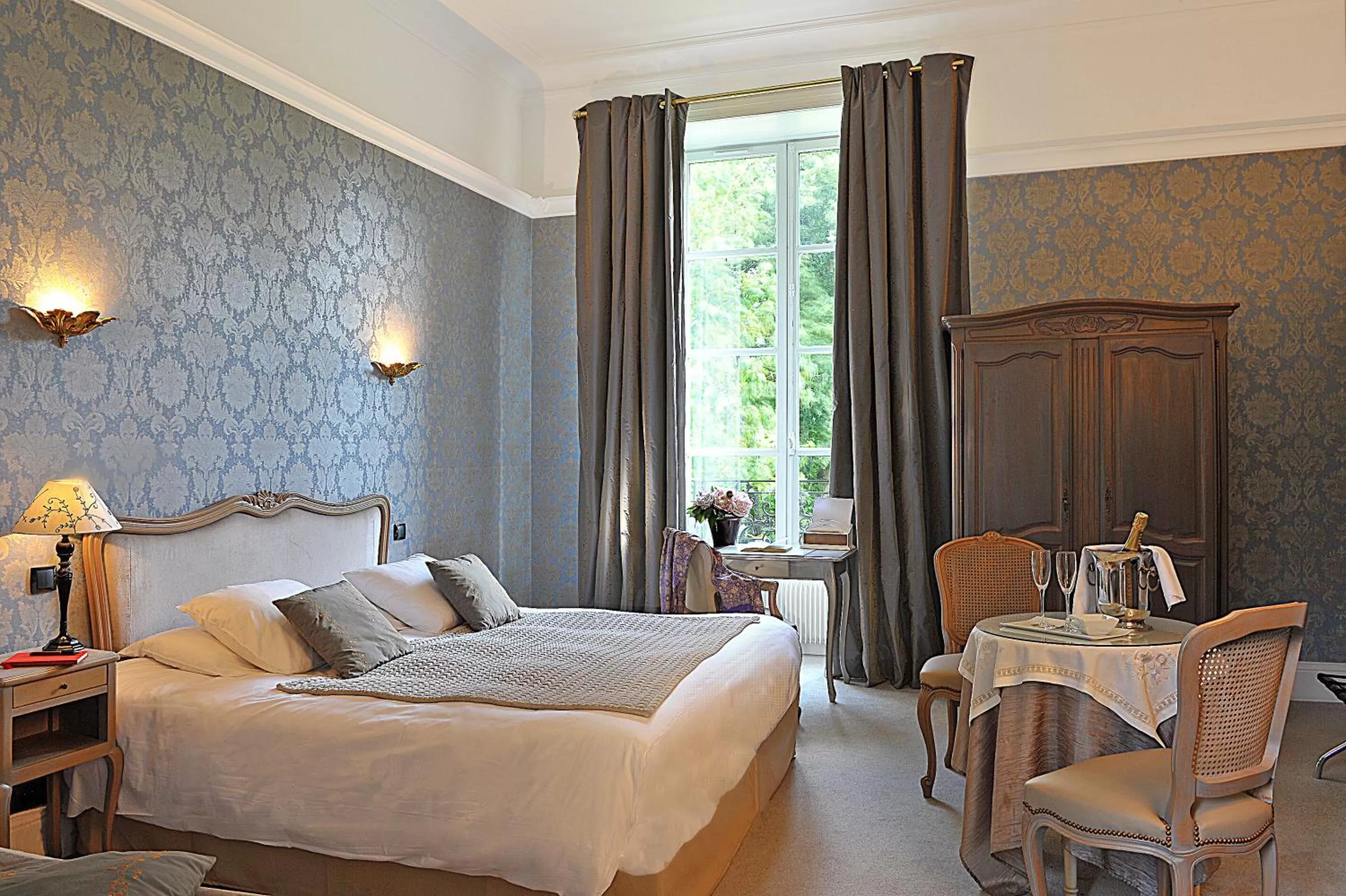 Photo of the whole room, Bed in Château de Bellefontaine - Teritoria