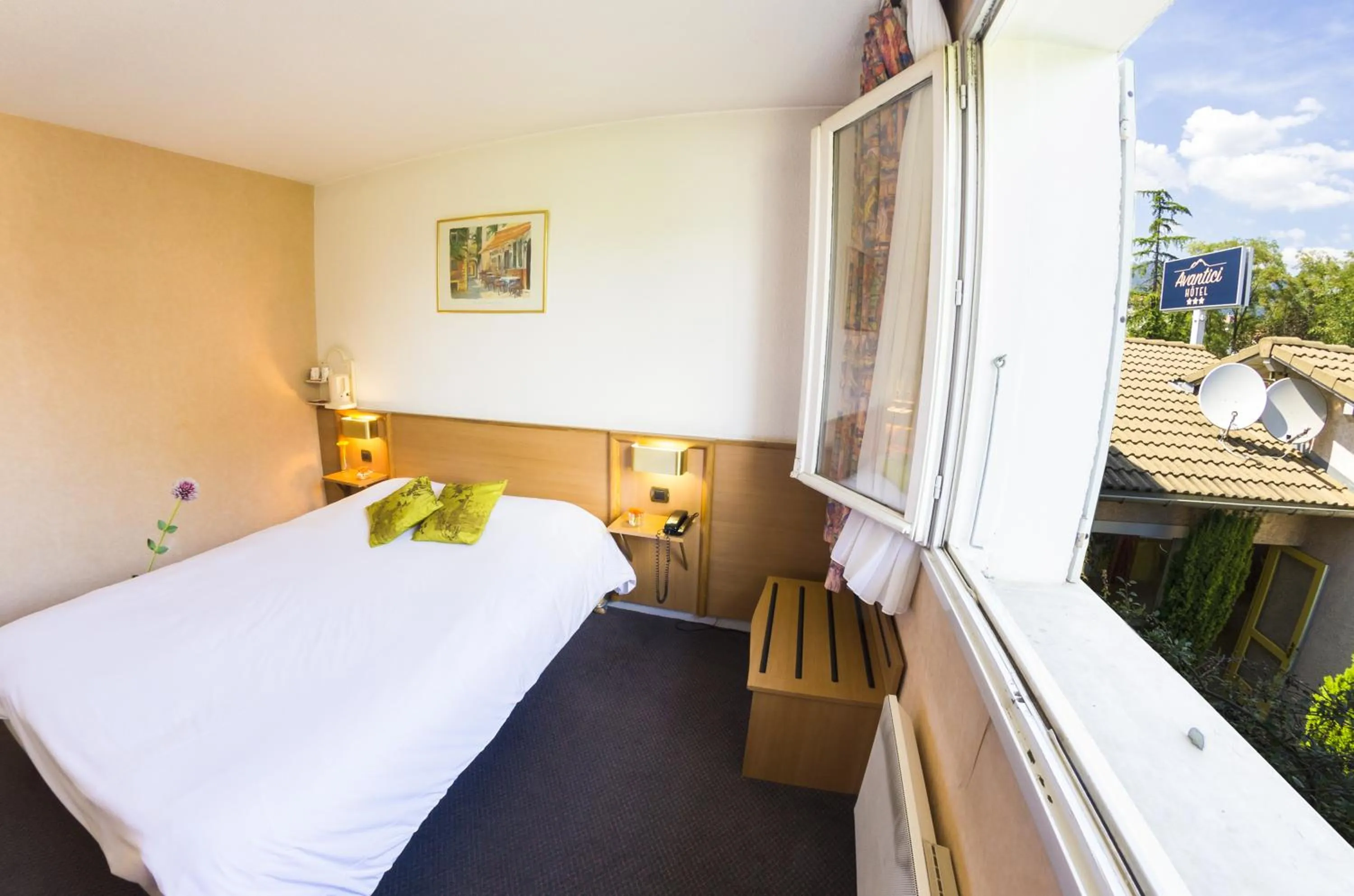 Photo of the whole room, Bed in Cit'Hotel Avantici Gap