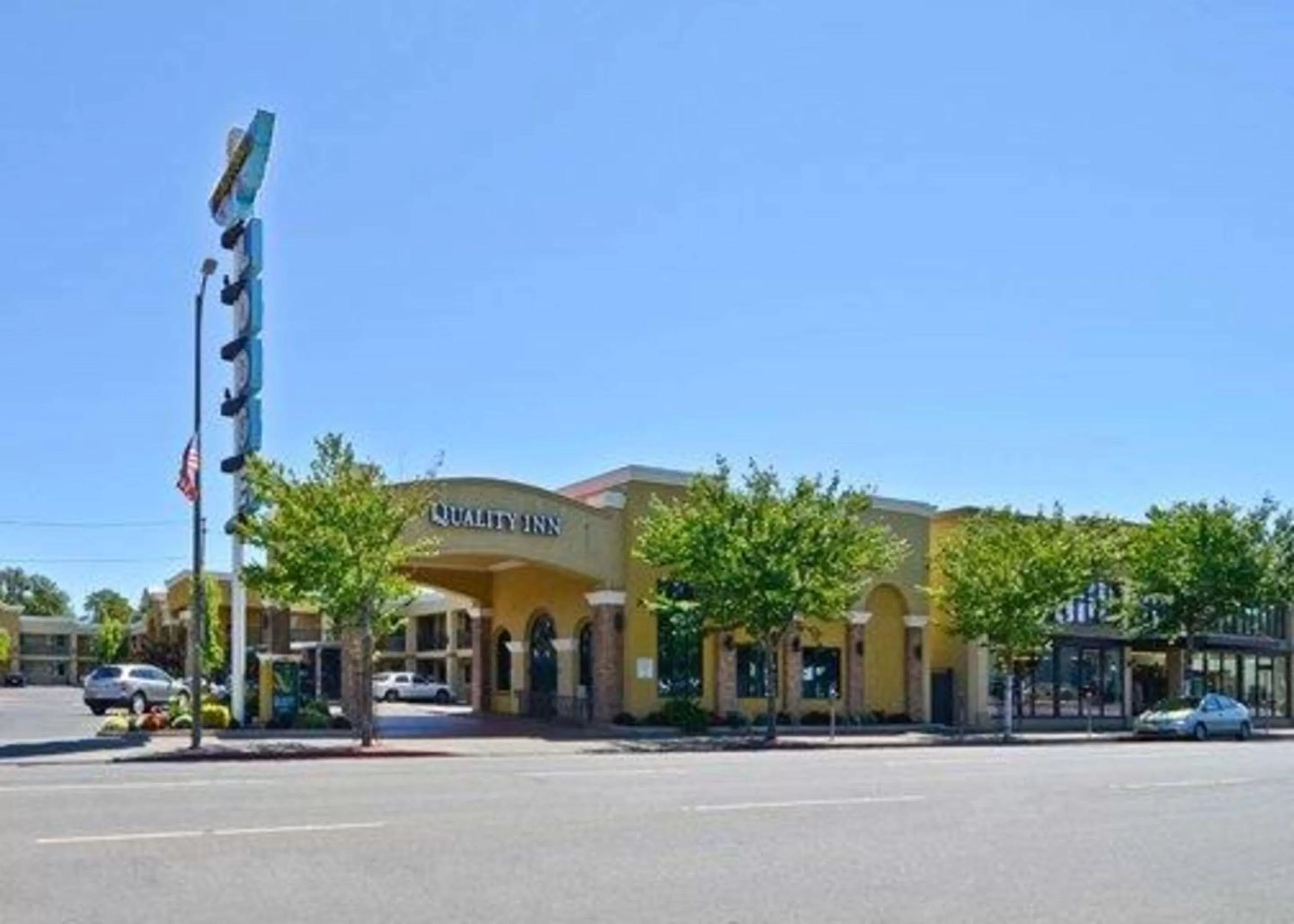 Property building in Quality Inn Near Chico State