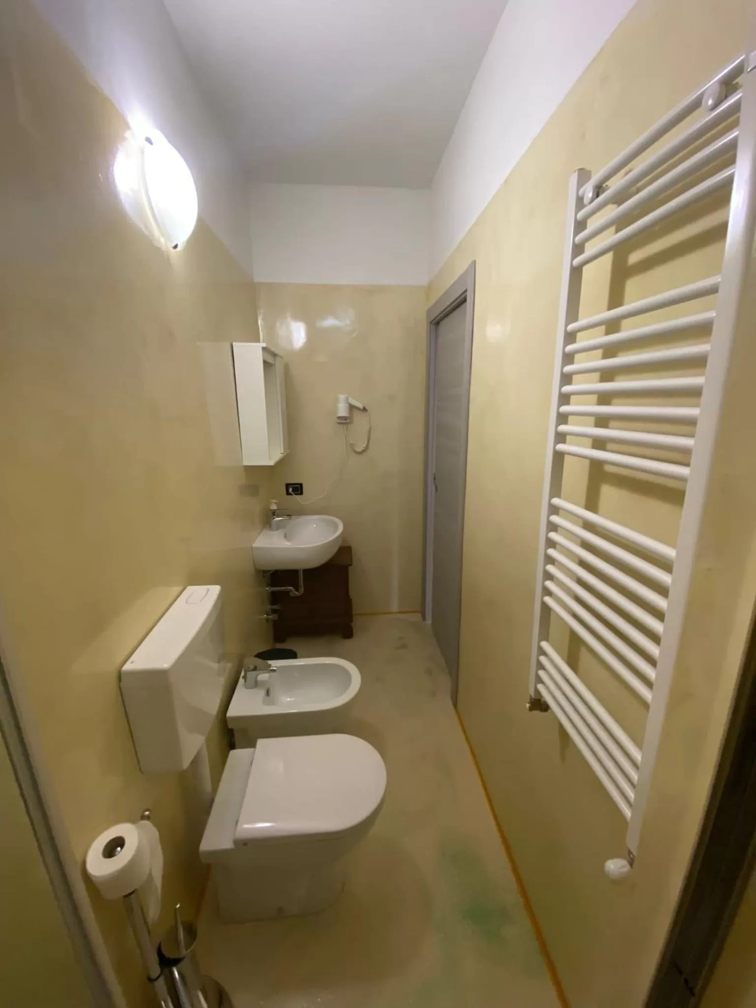 Shower in Macloud pub B&B