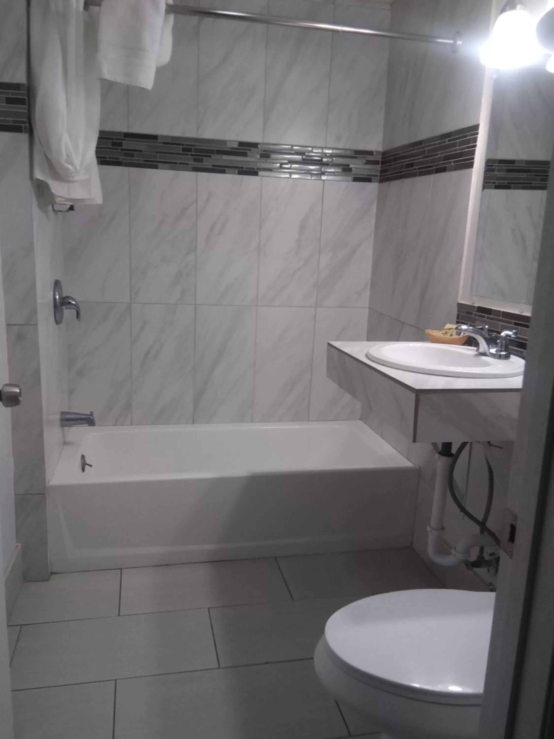 Deluxe Queen Room in Modoc Inn Deluxe Queen Room in Modoc Inn