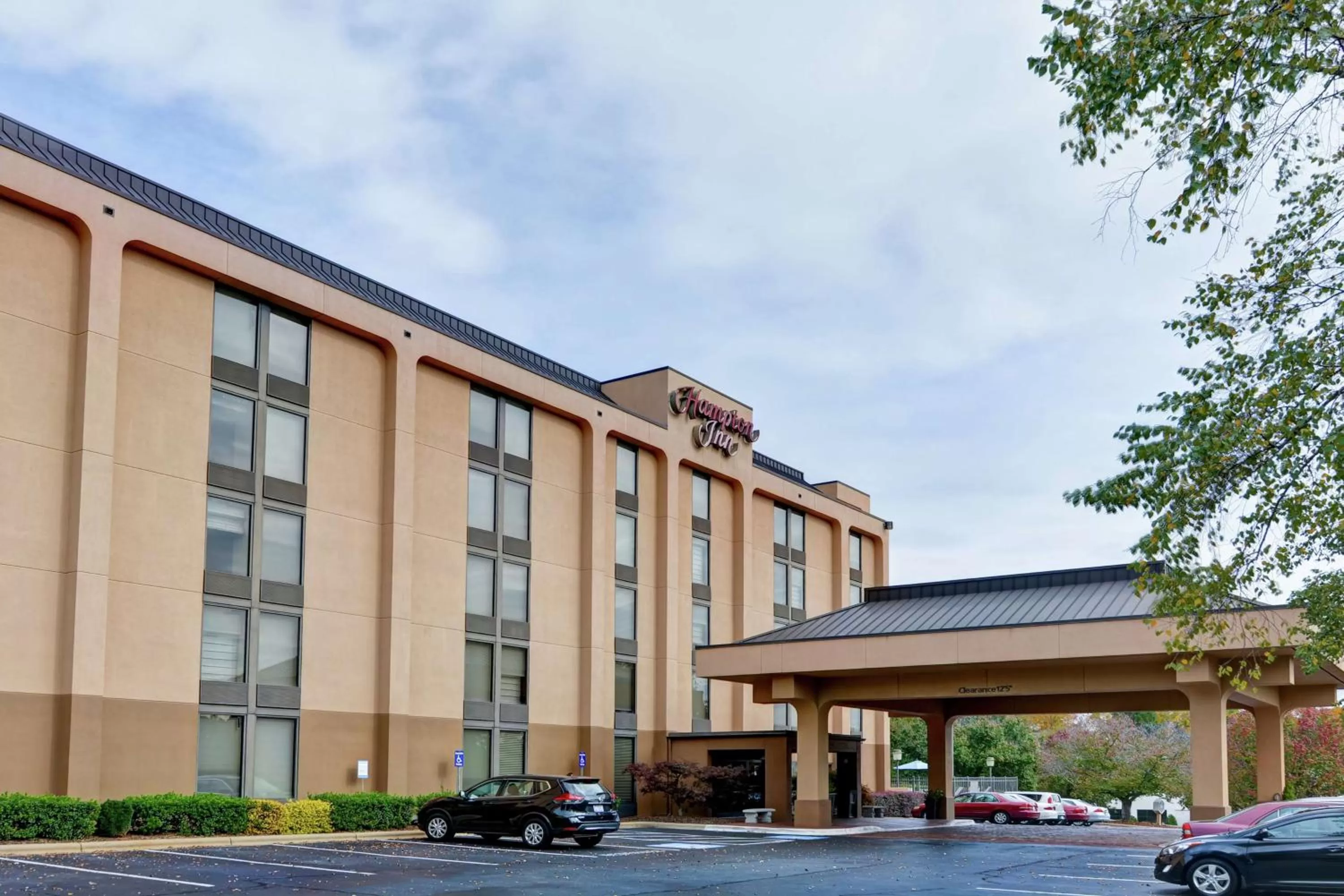 Property building in Hampton Inn Charlotte-Gastonia