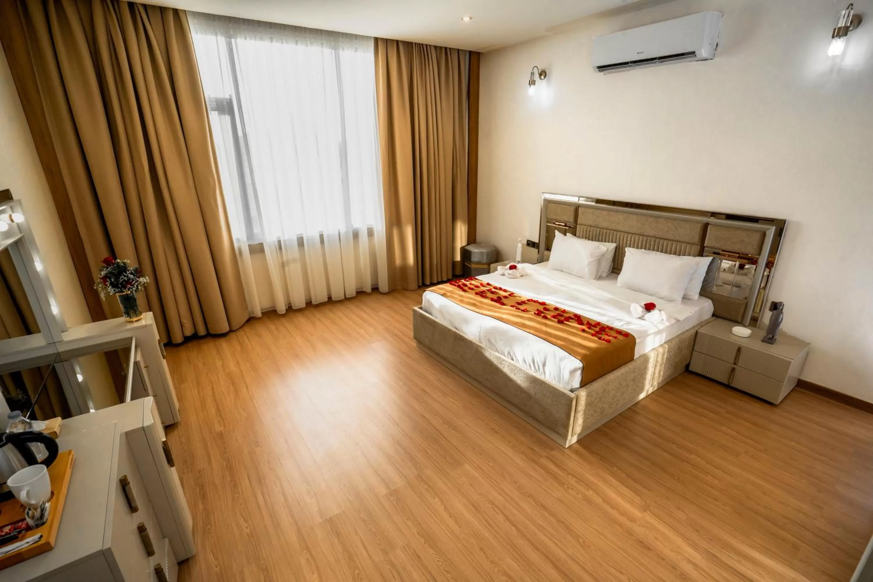 Bedroom, Bed in Al Yarmouk International Hotel