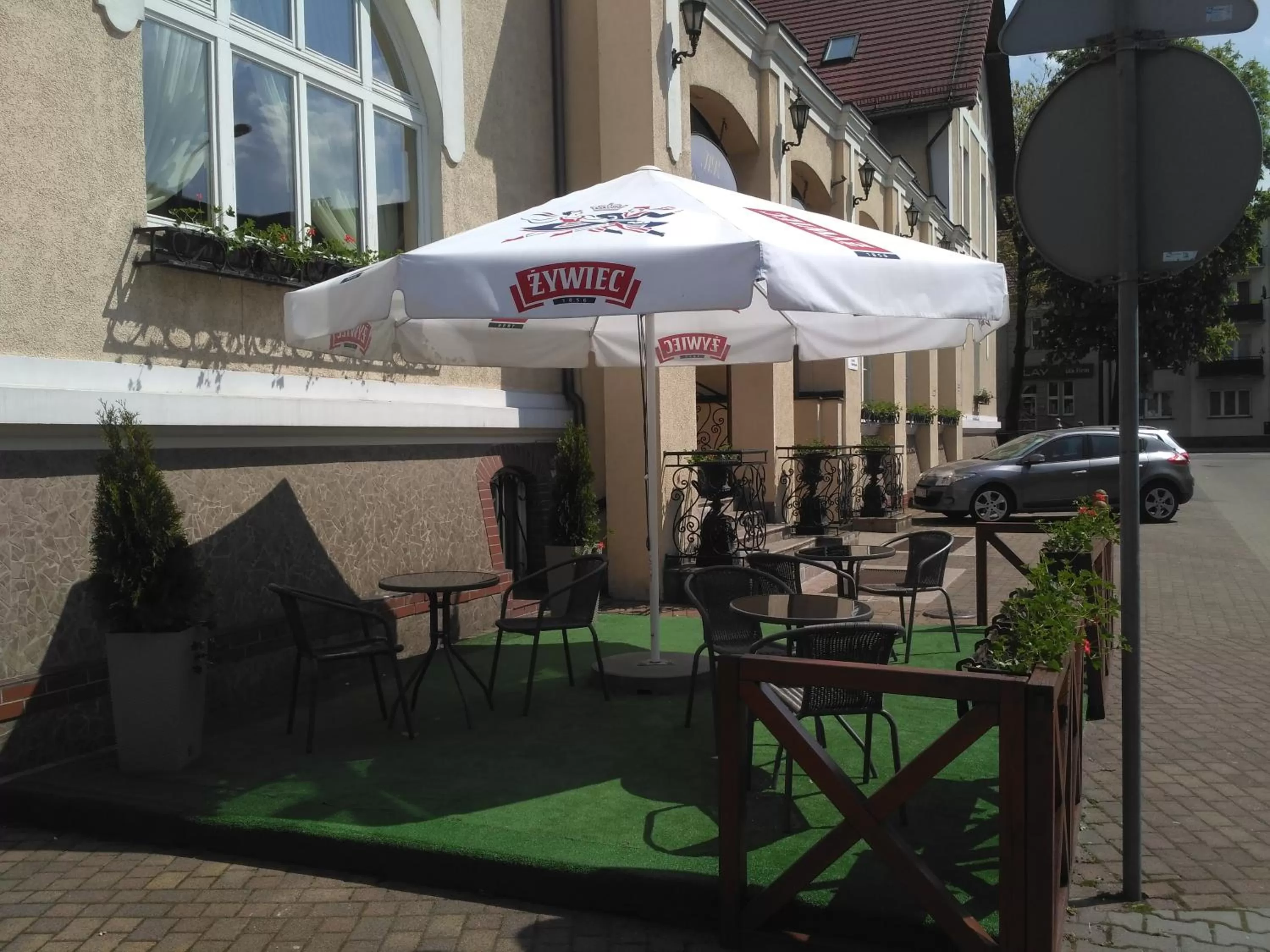 Restaurant/places to eat in Villa Royal