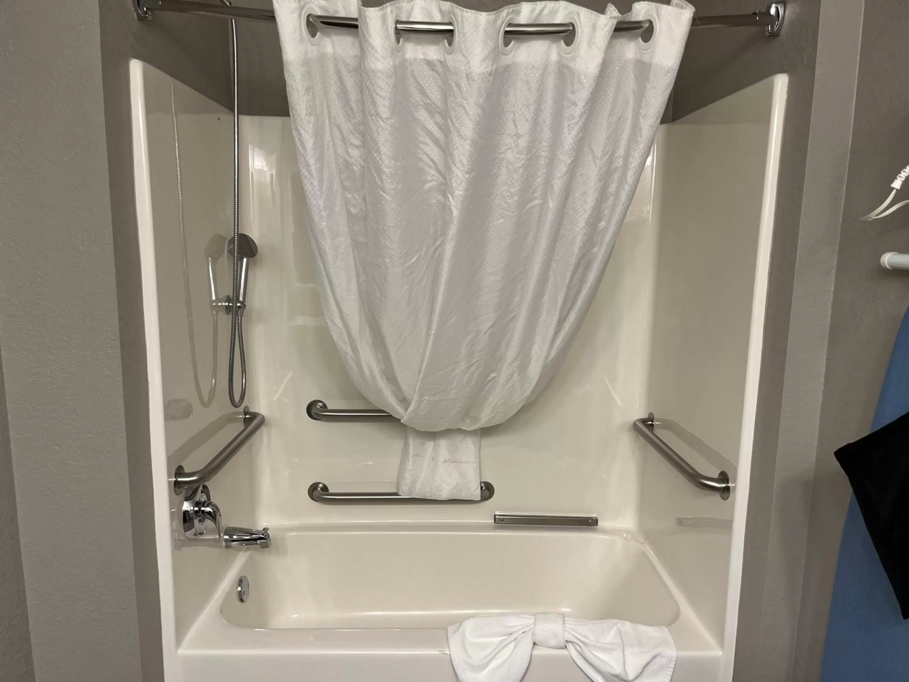 Shower in Country Inn & Suites by Radisson, Madison Southwest, WI