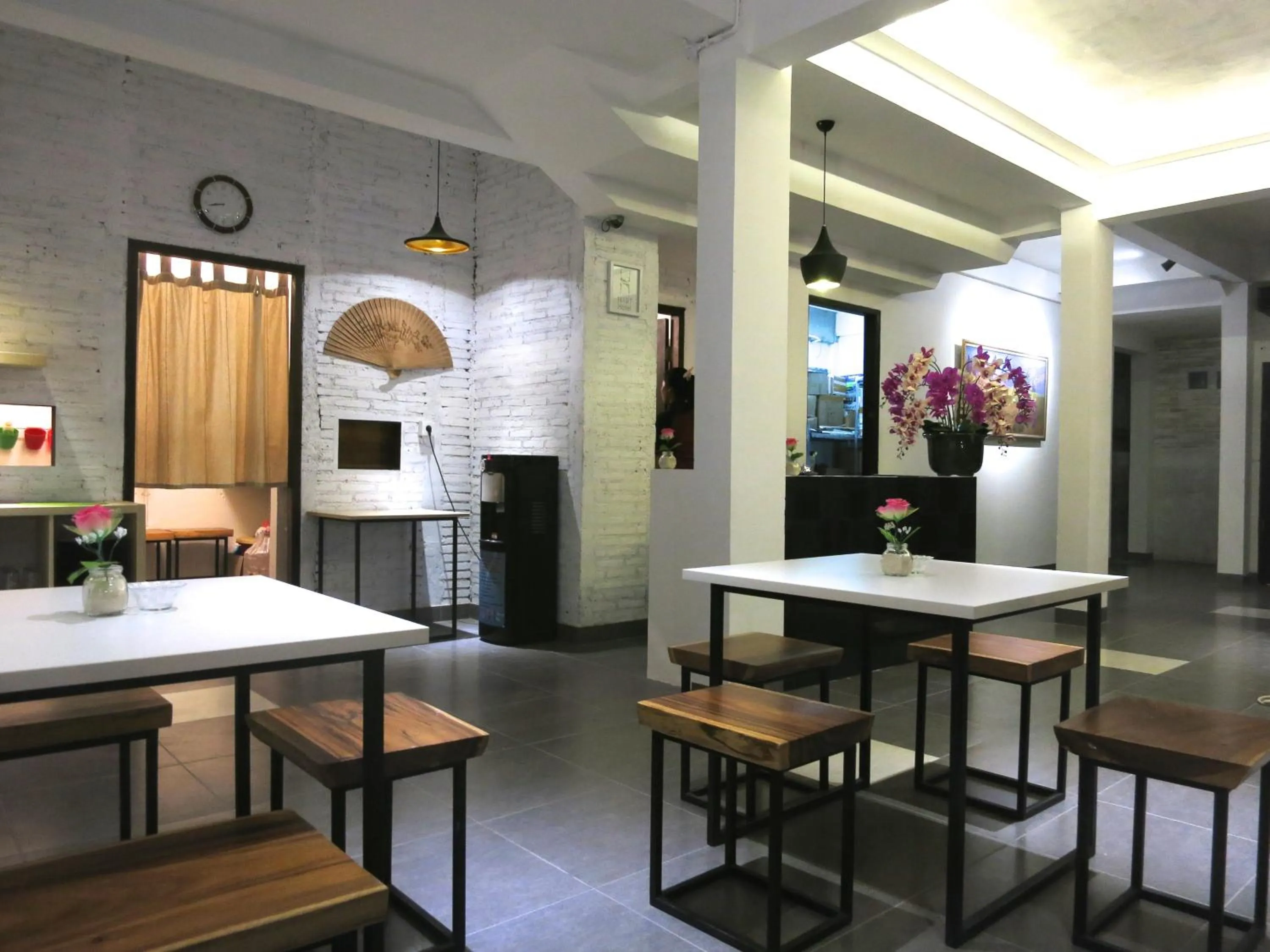 Restaurant/Places to Eat in Hart Hotel Arjuna