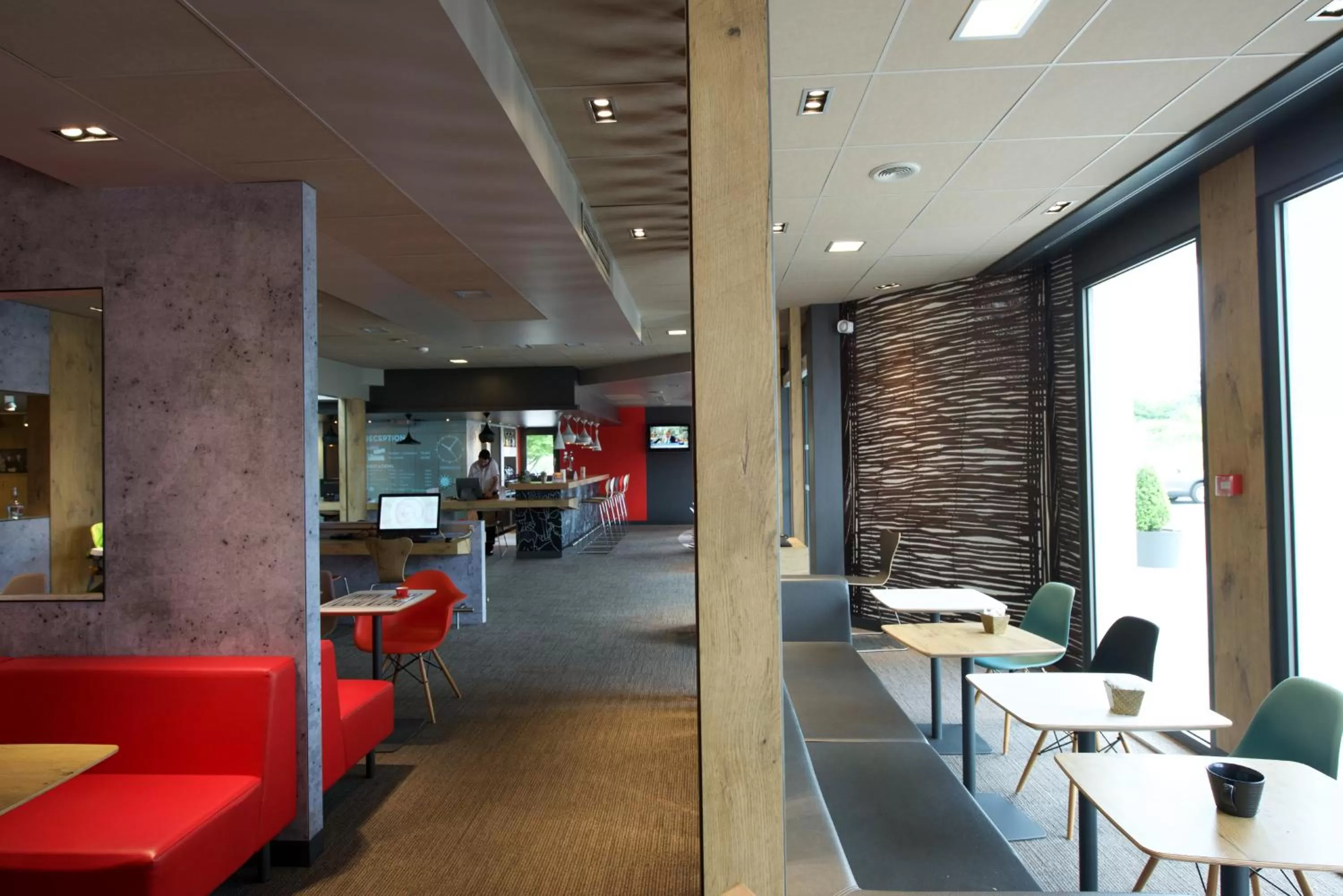 Lobby or reception in ibis Pau Lescar