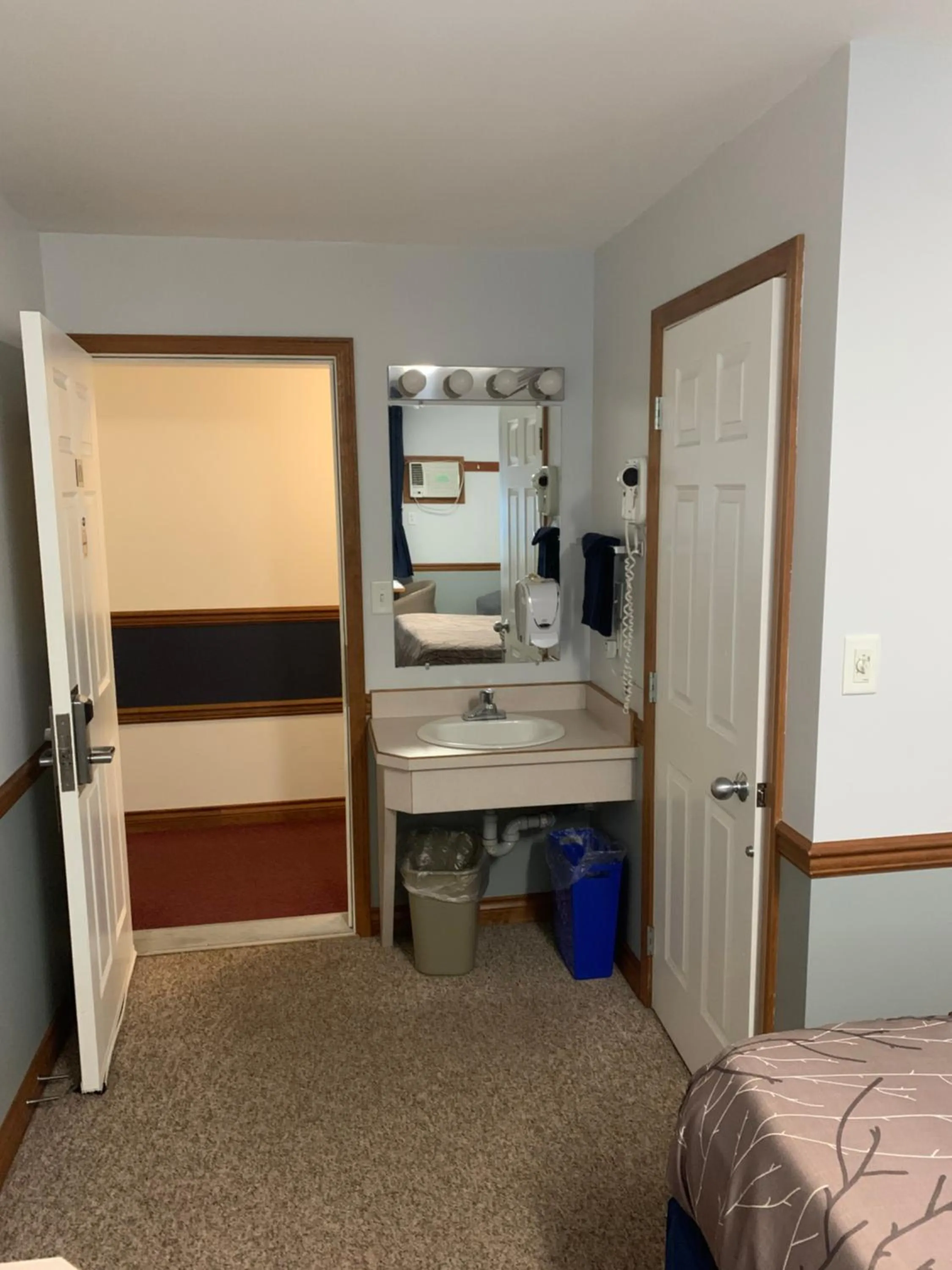 Bathroom, Bed in Peaks Lodge