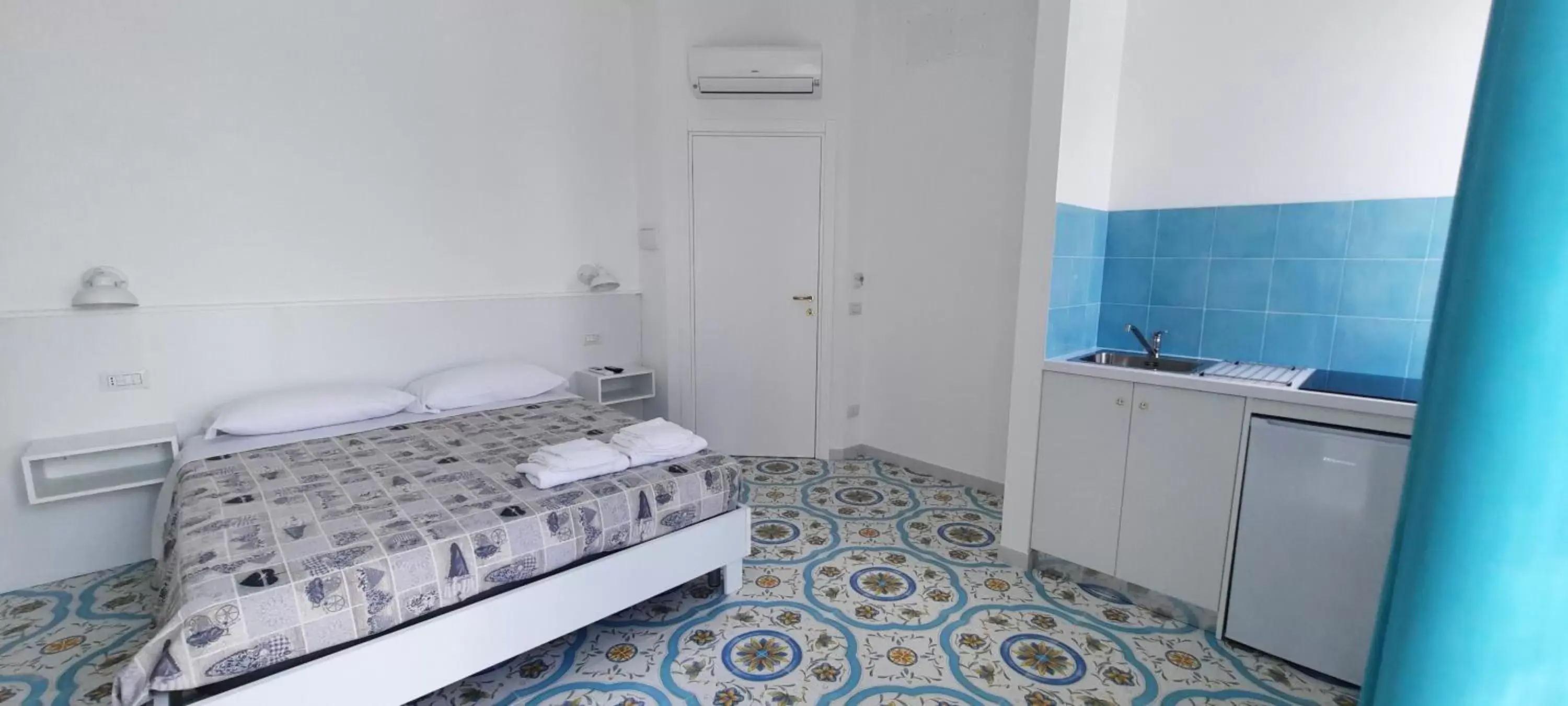 Deluxe Double Room with Balcony and Sea View in B & Beach Deluxe Double Room with Balcony and Sea View in B & Beach