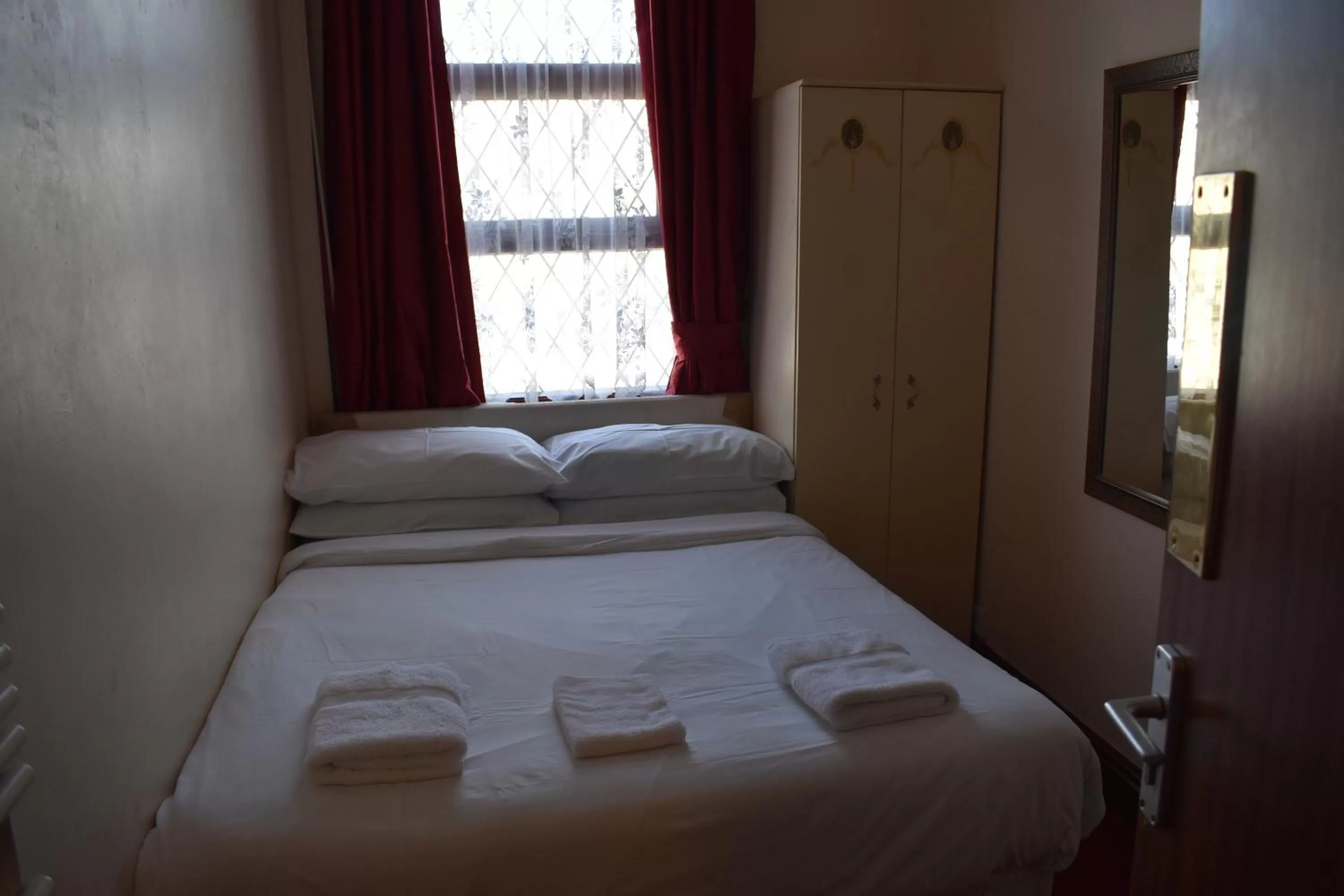 Bedroom, Bed in Lyndhurst Hotel