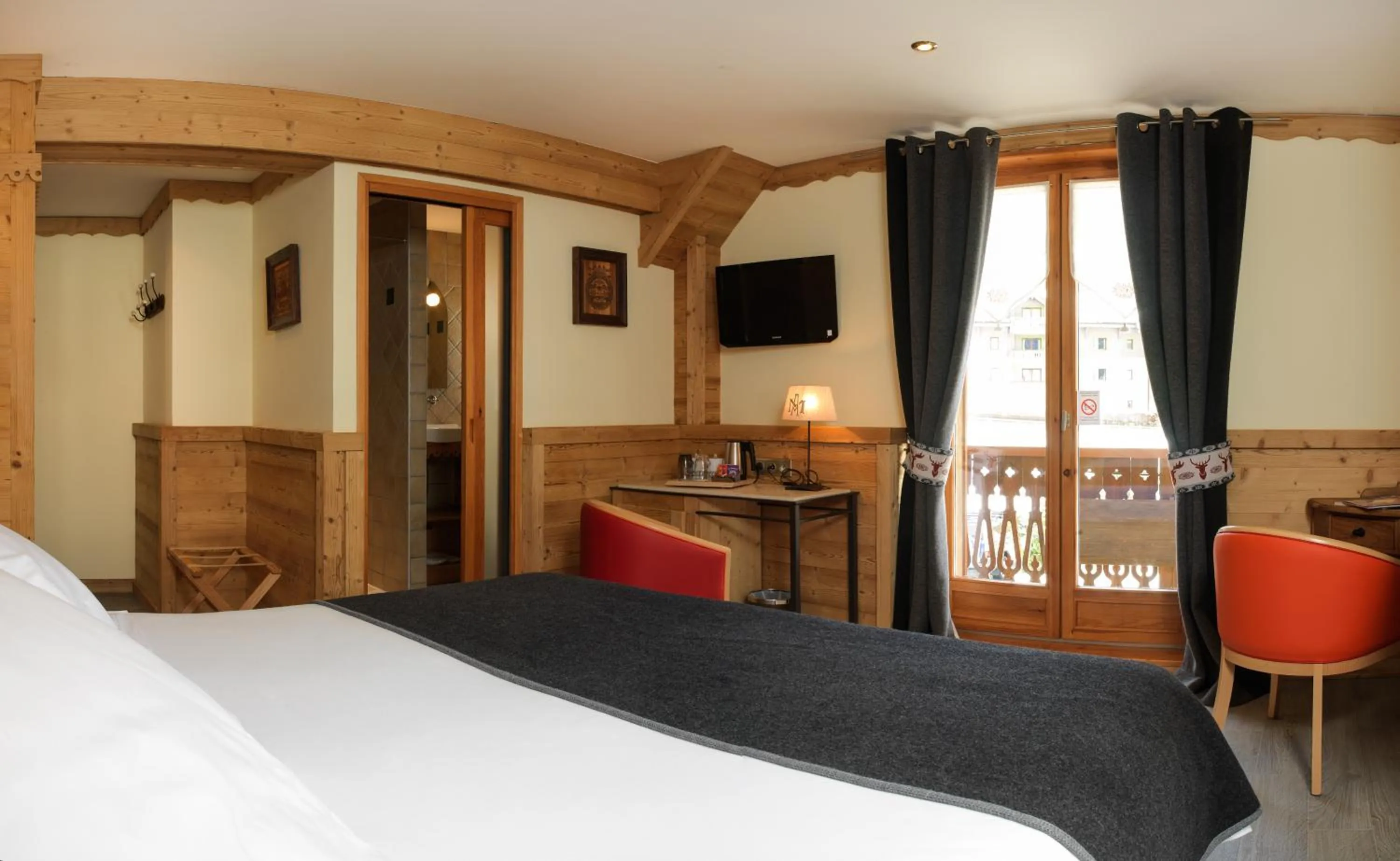 Photo of the whole room, Bed in Auberge du Manoir