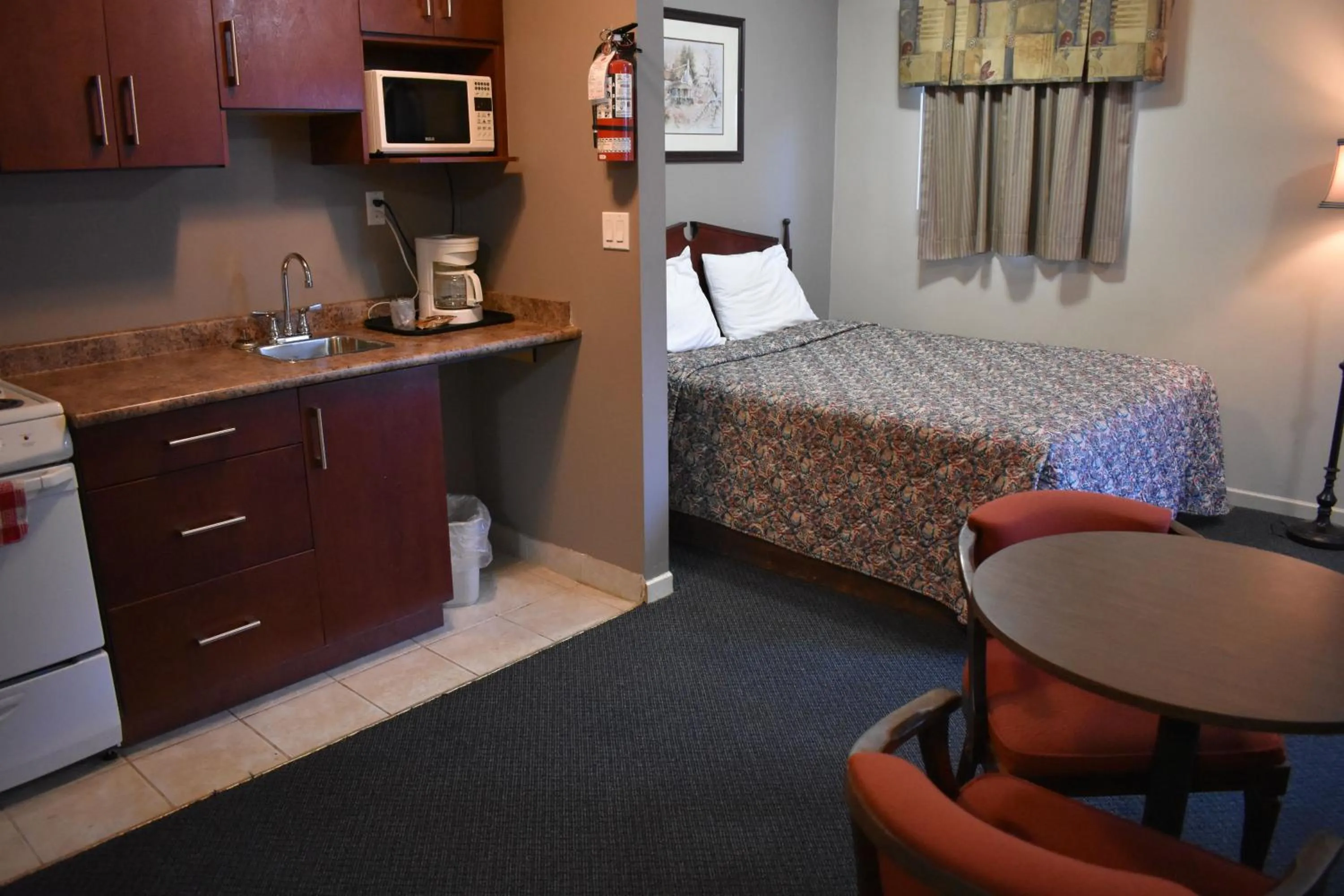 Kitchen or kitchenette, Bed in Hope Inn and Suites