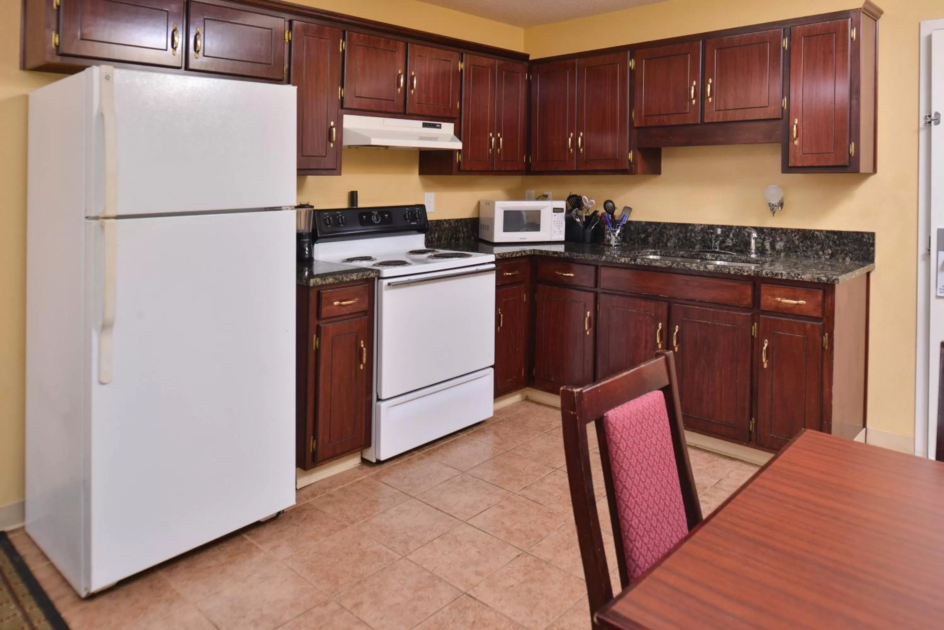 Kitchen or kitchenette in Douglas Inn & Suites