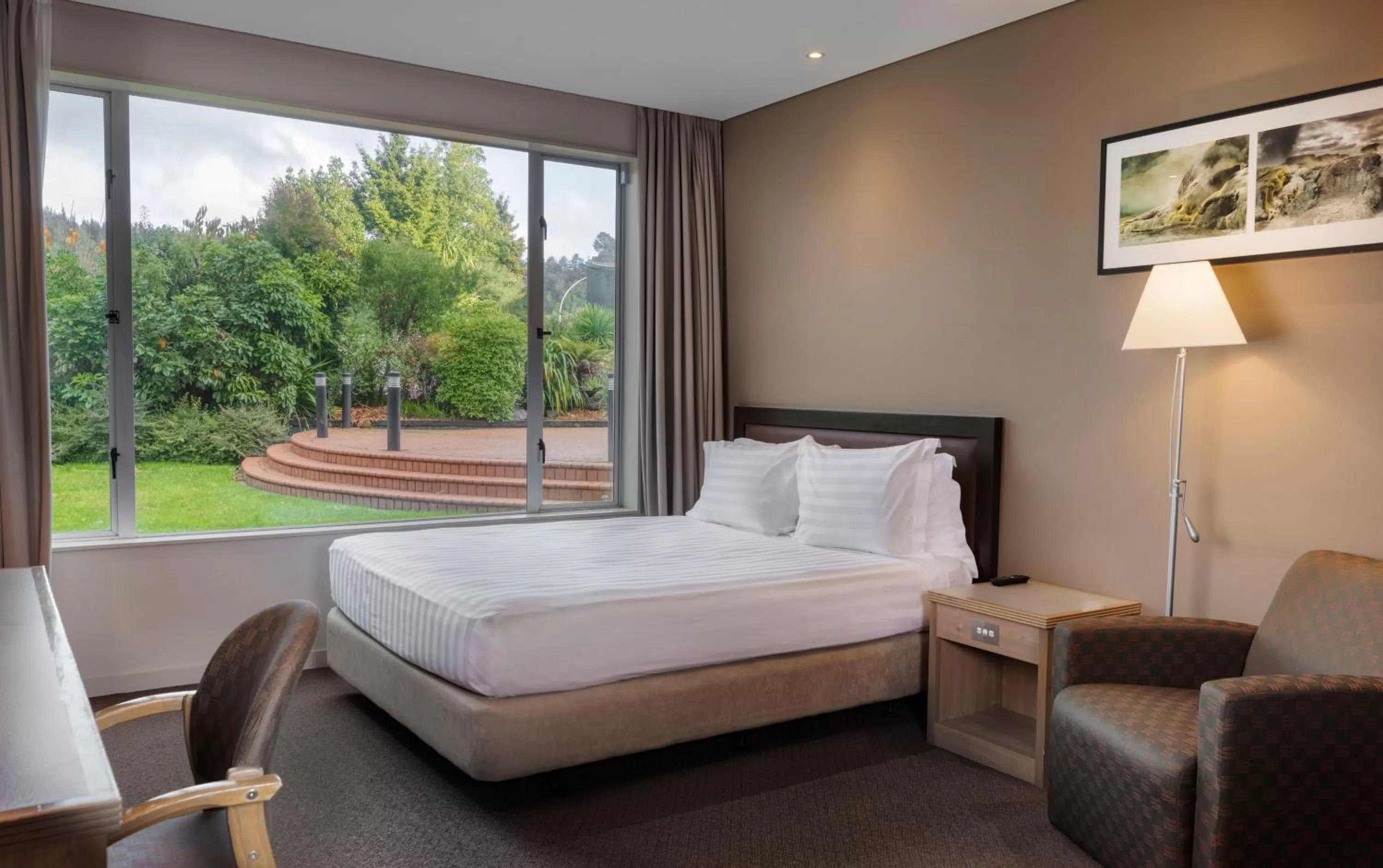 Queen Room - Disability Access in Rydges Rotorua