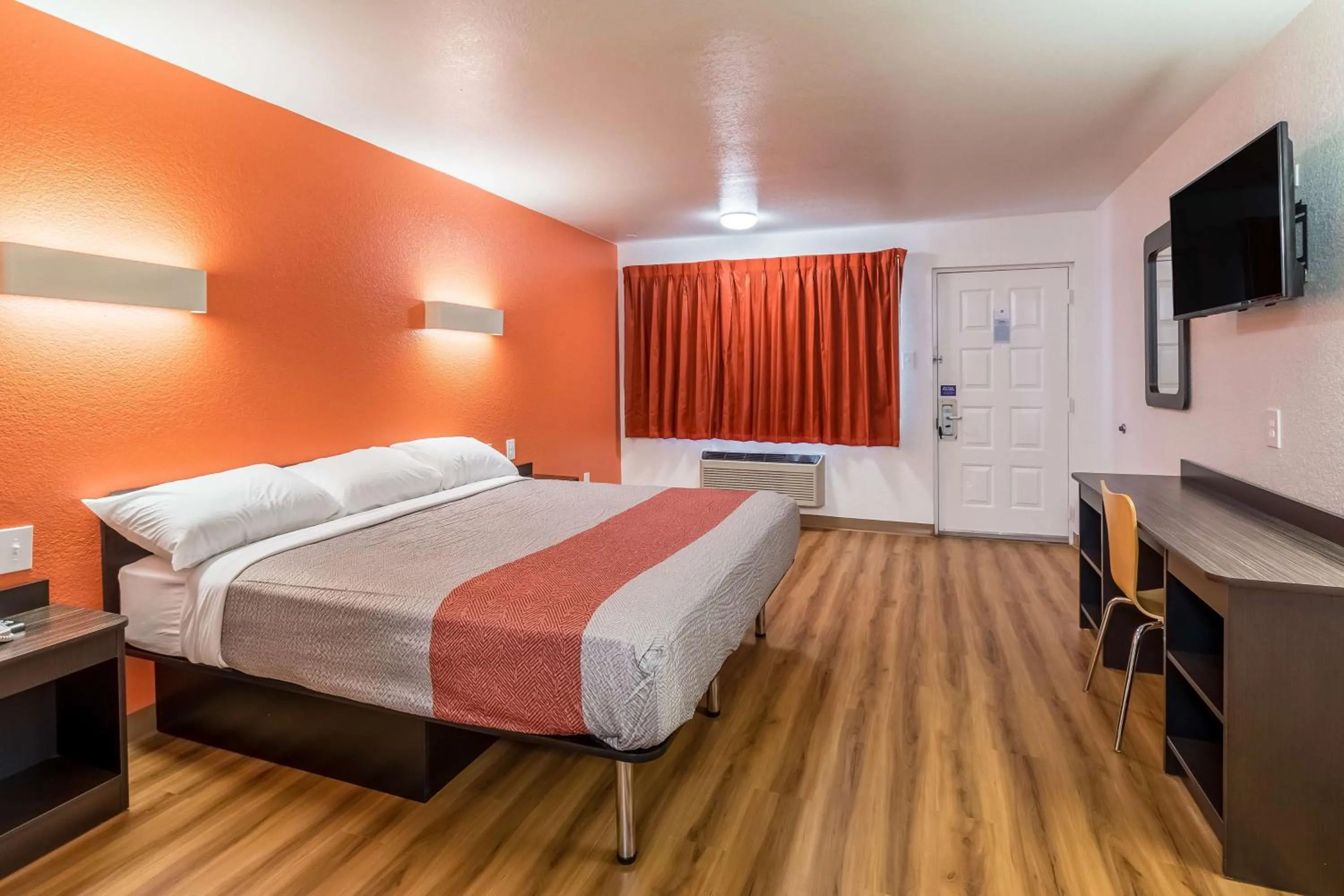 Photo of the whole room, Bed in Motel 6-Arlington, TX - UTA