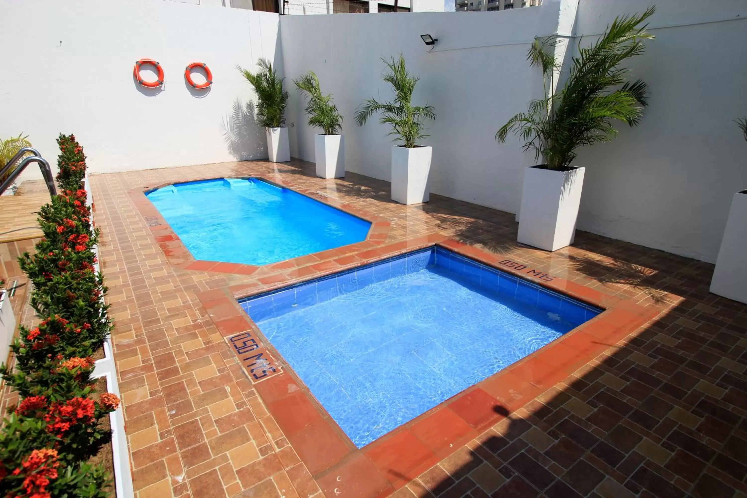 Balcony/Terrace, Swimming Pool in Hotel Rodadero Inn By GEH Suites Balcony/Terrace, Swimming Pool in Hotel Rodadero Inn By GEH Suites