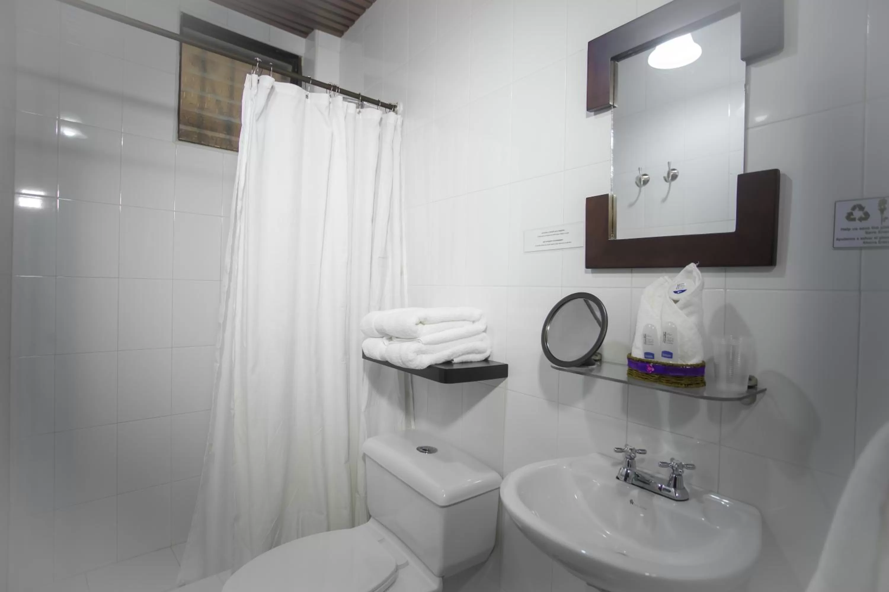 Shower in Hotel Colonial San Agustin