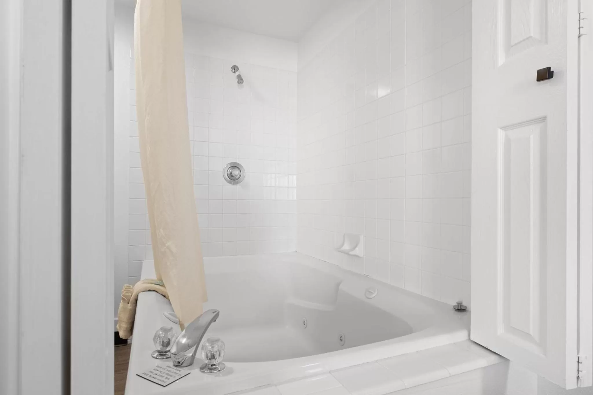 Bath in Broken Spur Inn & Steakhouse