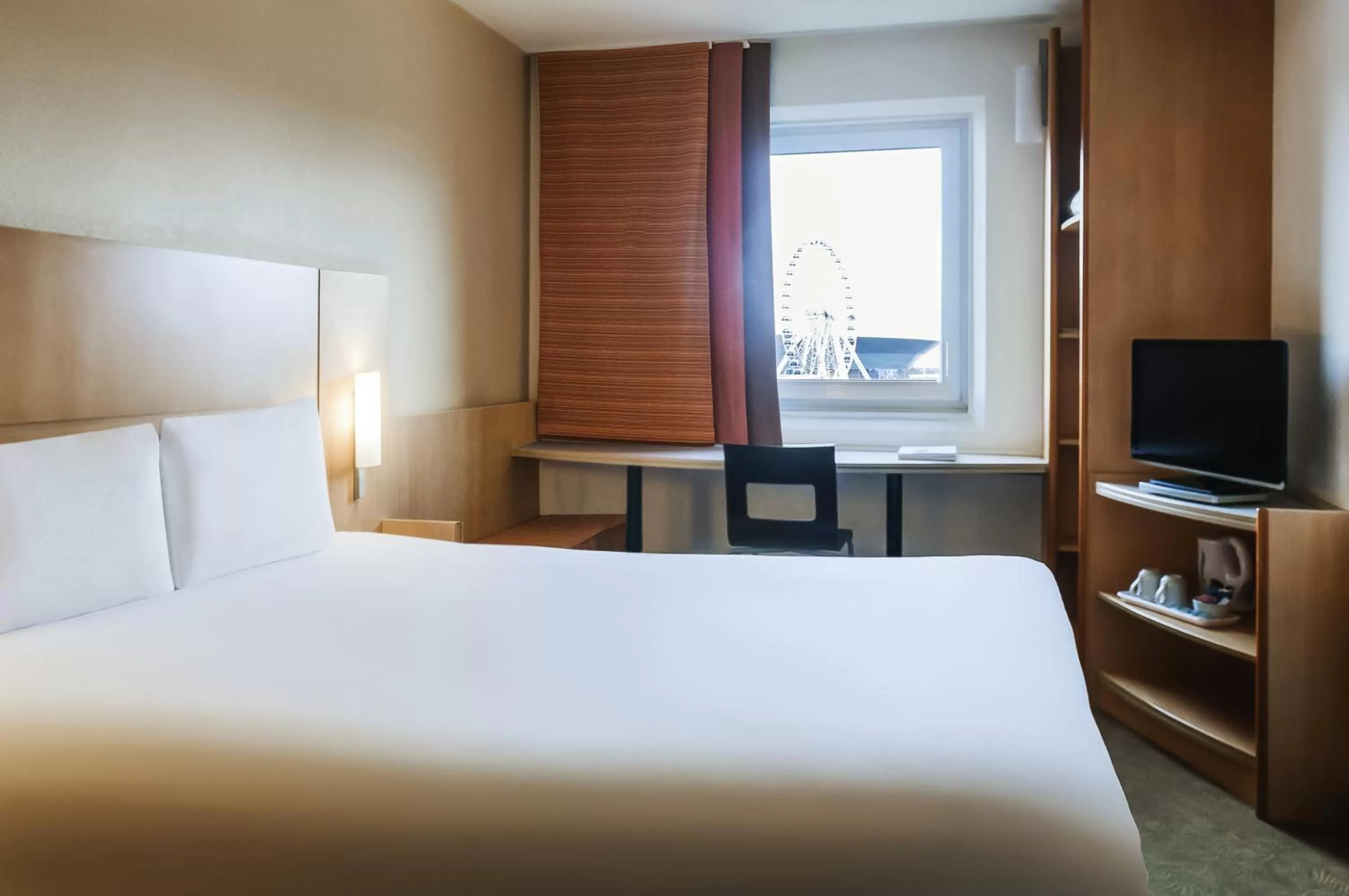 Photo of the whole room, Bed in ibis Liverpool Centre Albert Dock – Liverpool One